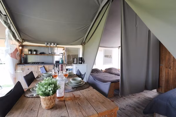 Twee safaritenten "Noflik" & "Gaadlik" naast elkaar in Twijzel - Foto 2 van 40