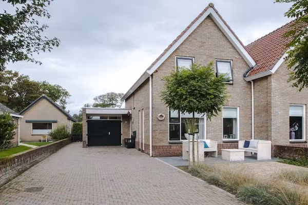 143558 in Nes - Foto 1 van 29