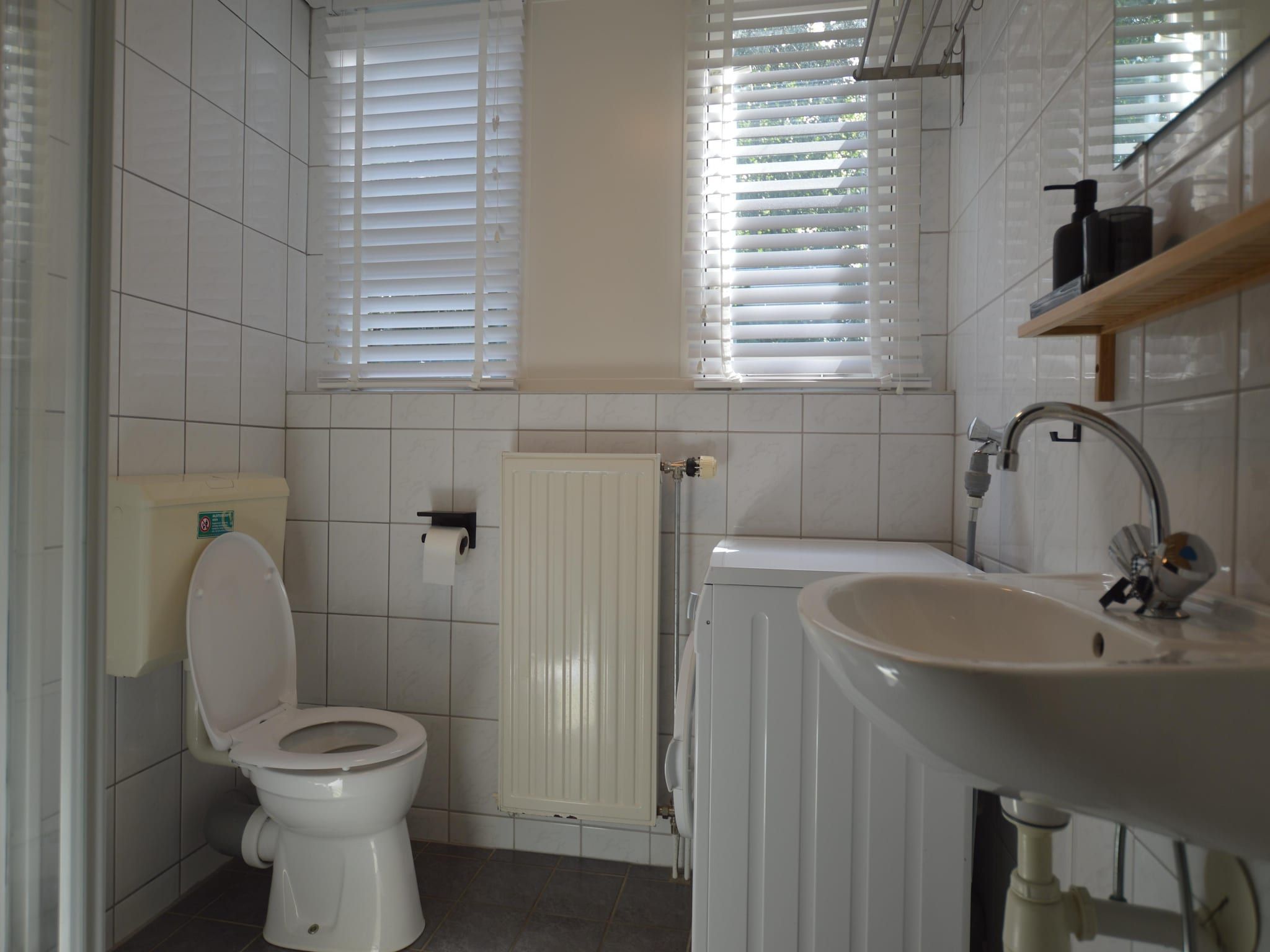 De badkamer van Buitenplaats Berg en Bos nummer 43 in Overijssel