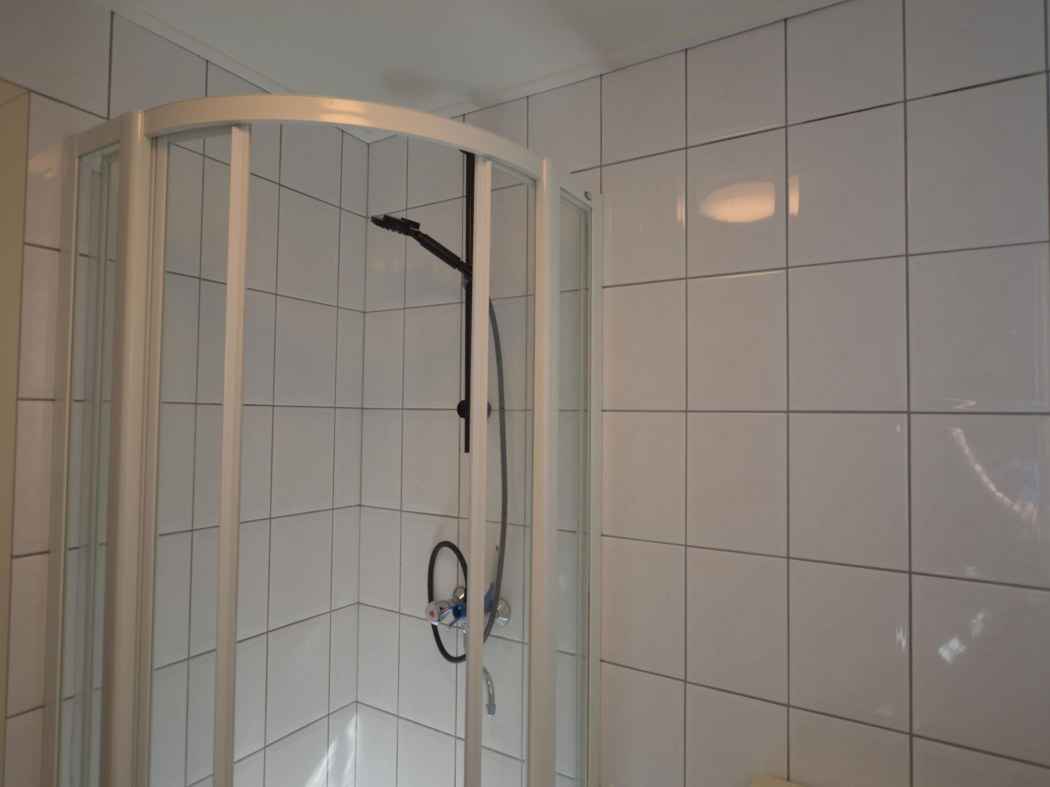 De badkamer van Buitenplaats Berg en Bos nummer 43 in Overijssel