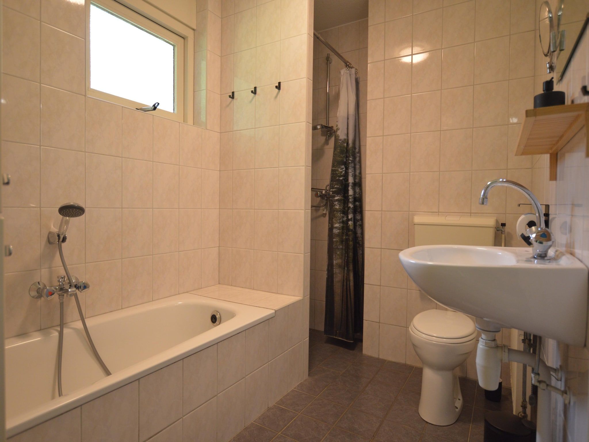 De badkamer van Buitenplaats Berg en Bos nummer 43 in Overijssel