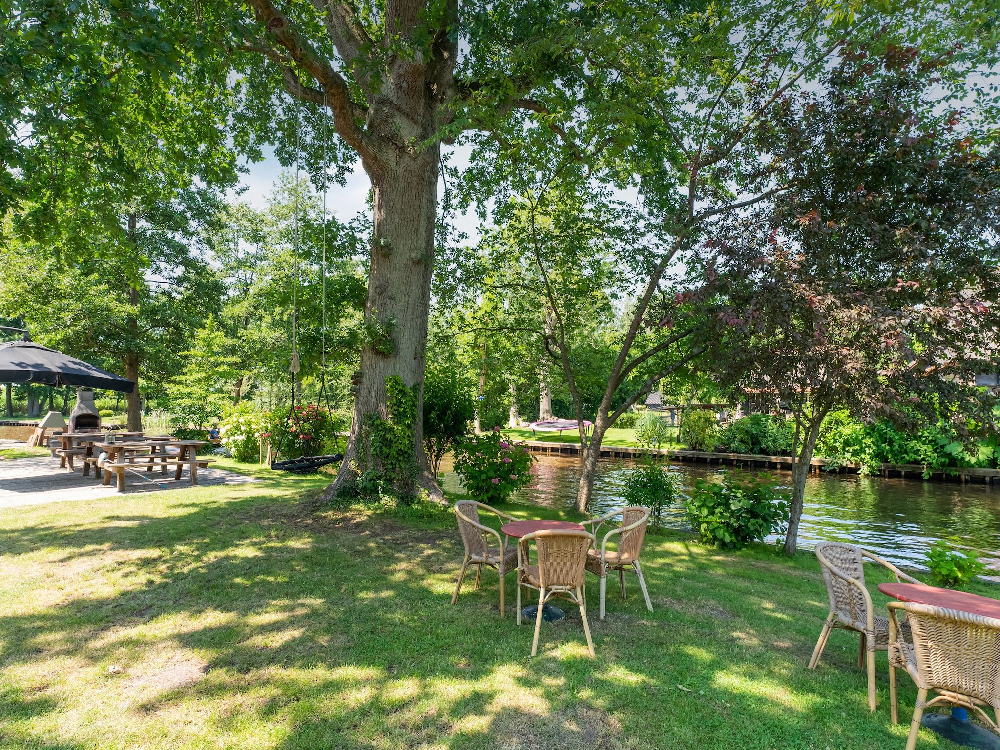 De tuin van Hoeve Ginette in Giethoorn