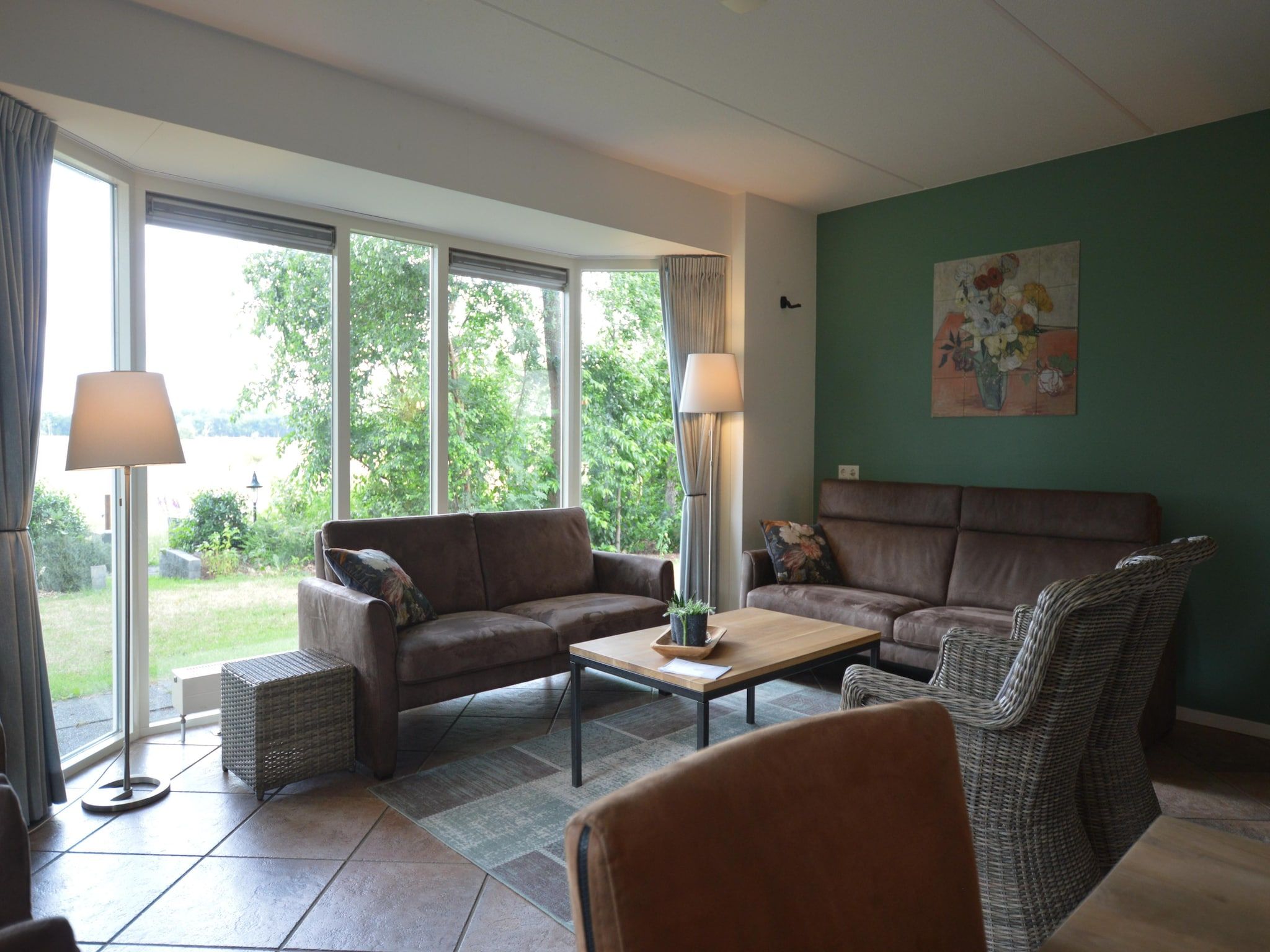 De woonkamer van Buitenplaats Berg en Bos nummer 15 in Lemele