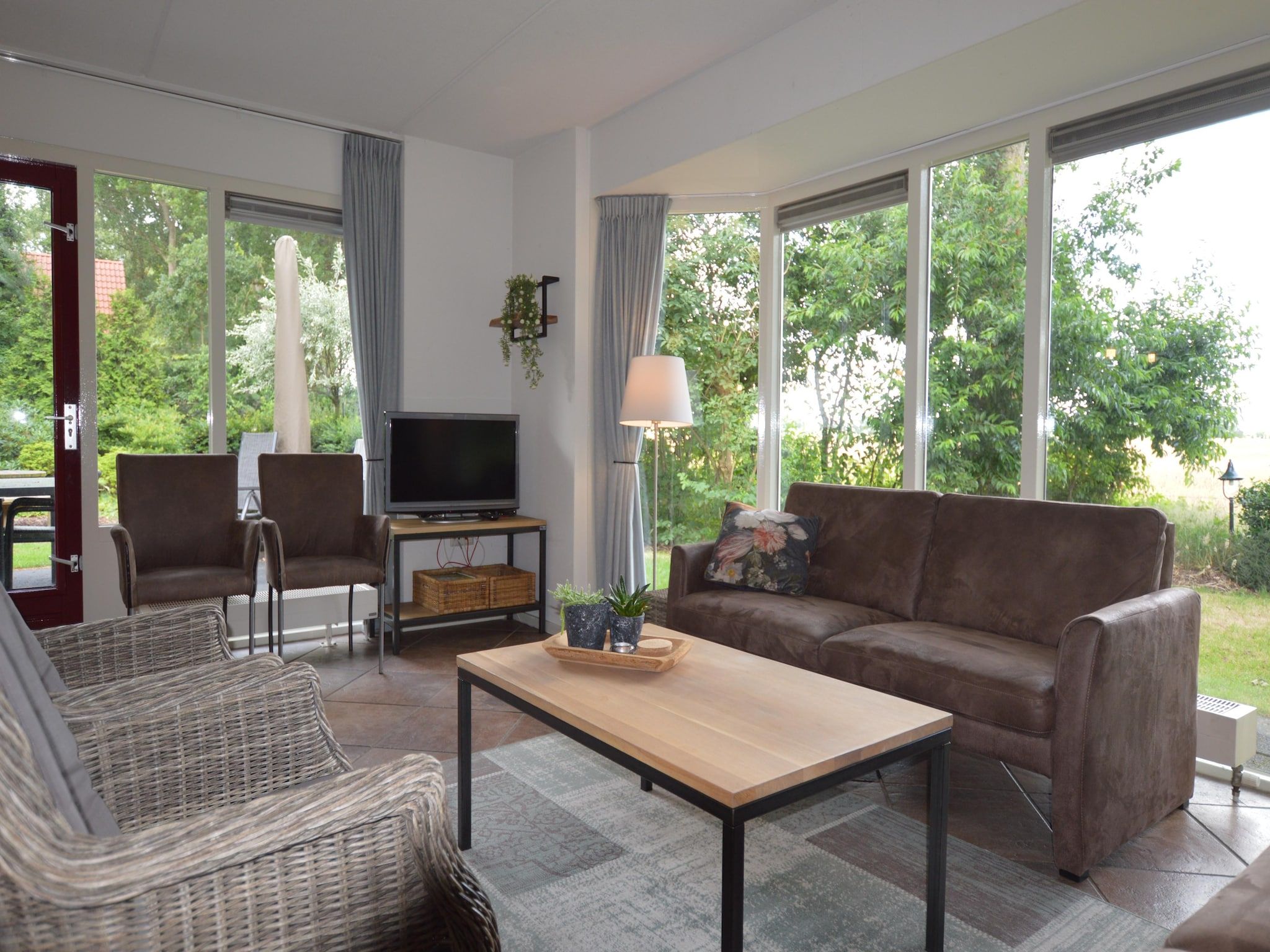 De woonkamer van Buitenplaats Berg en Bos nummer 15 in Lemele