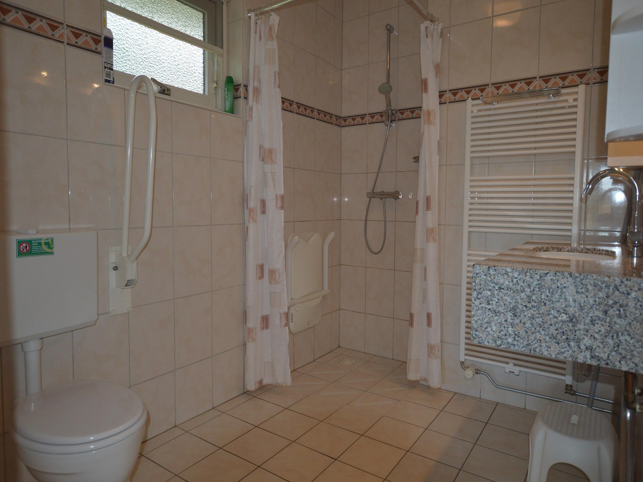 De badkamer van Buitenplaats Berg en Bos nummer 15 in Lemele