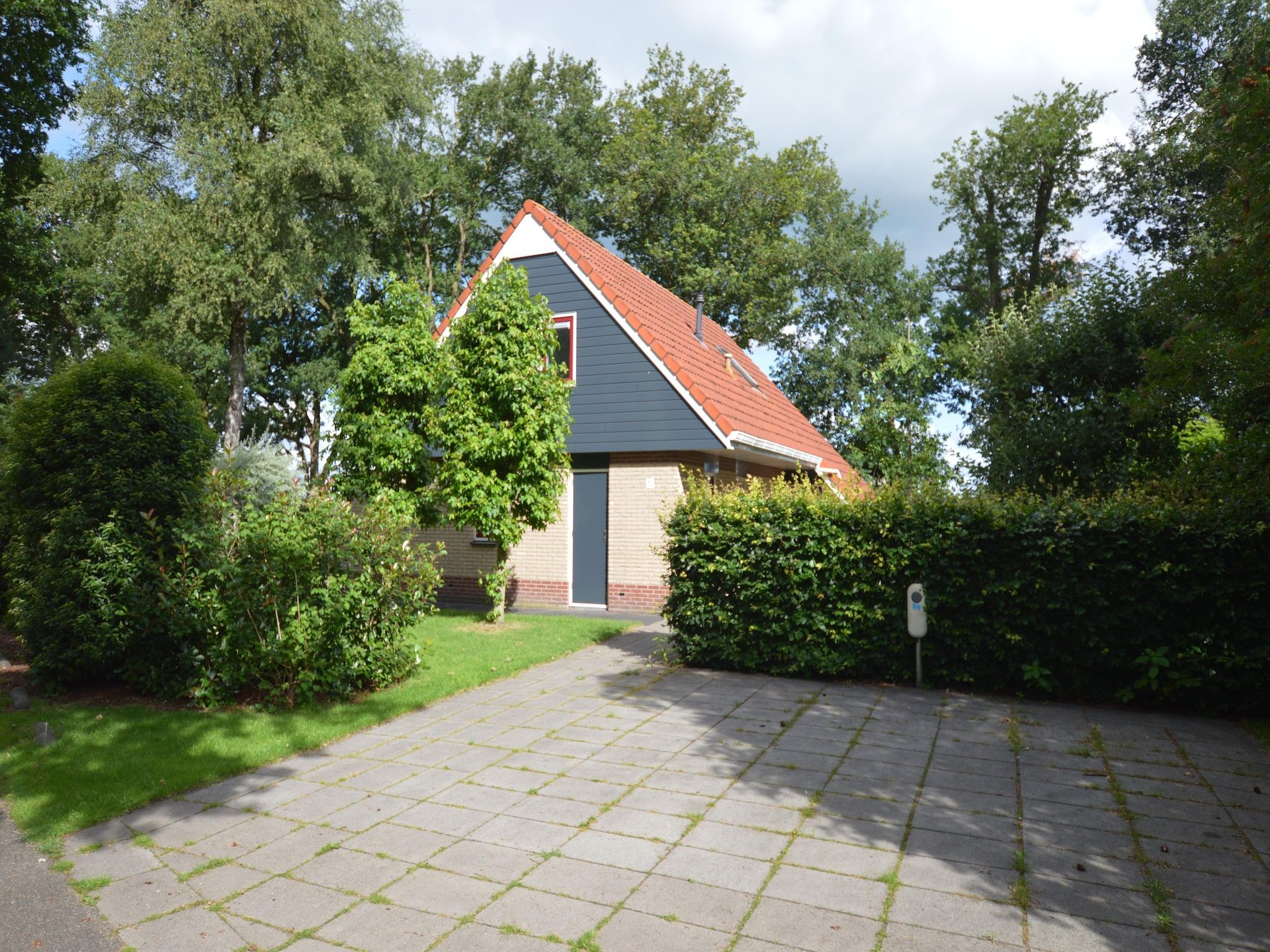 De buitenkant van Buitenplaats Berg en Bos nummer 15 in Lemele