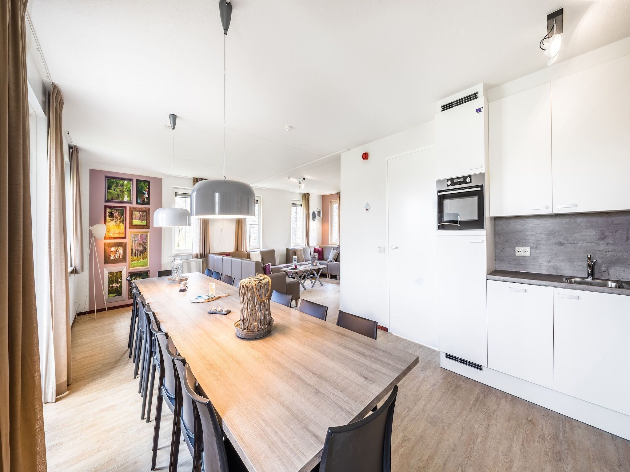 De eetkamer van Vakantiepark Weerterbergen 13 in Weert