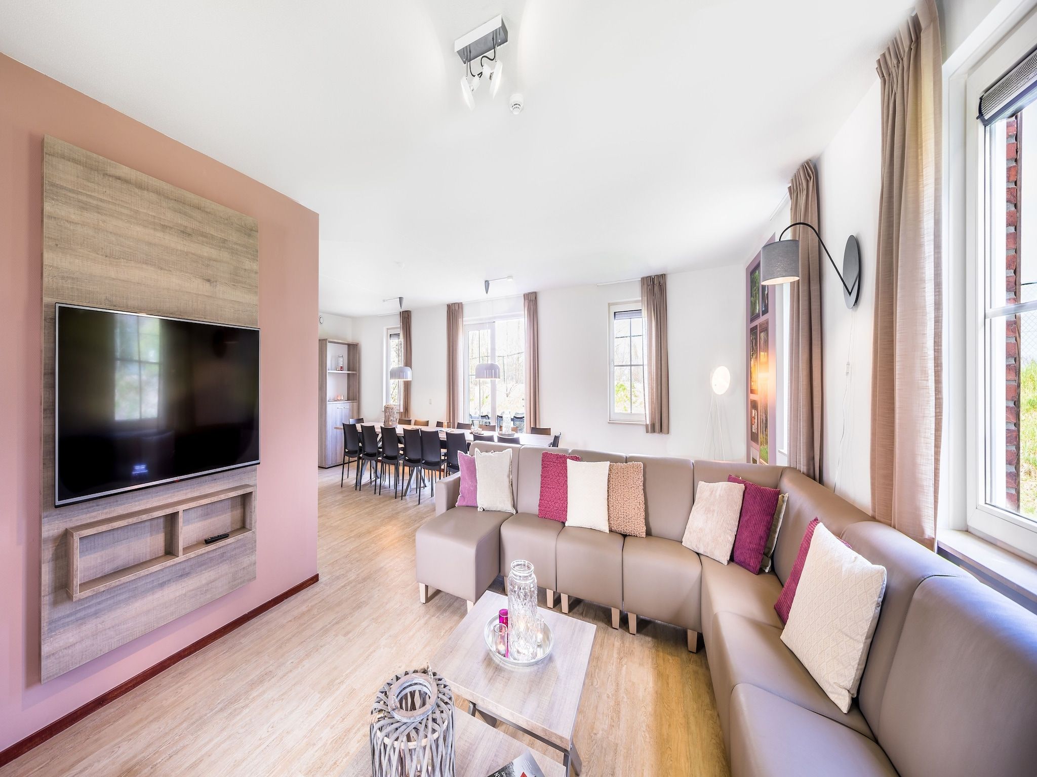 De woonkamer van Vakantiepark Weerterbergen 13 in Weert