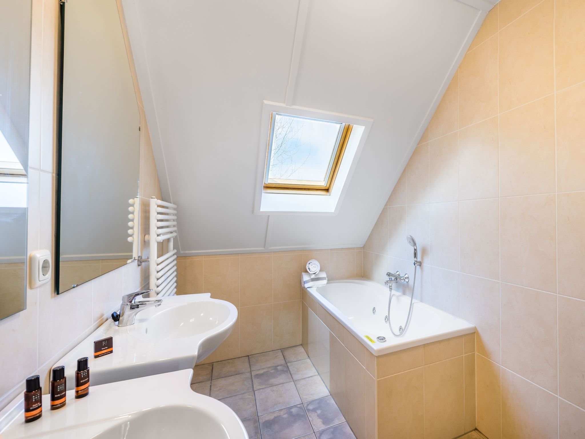 De badkamer van Vakantiepark Weerterbergen 13 in Weert