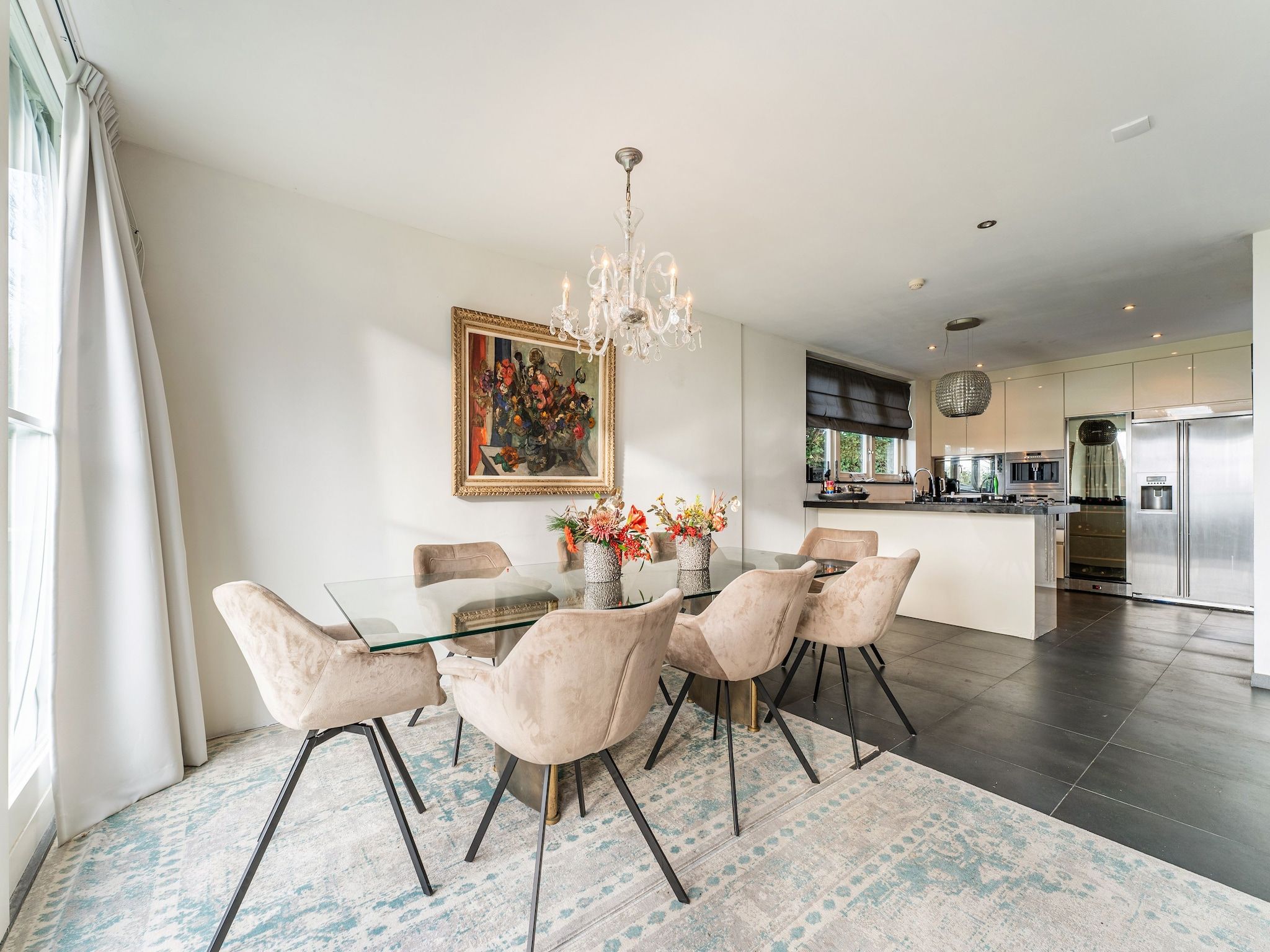 De eetkamer van Villa Gabrielle in Bergen