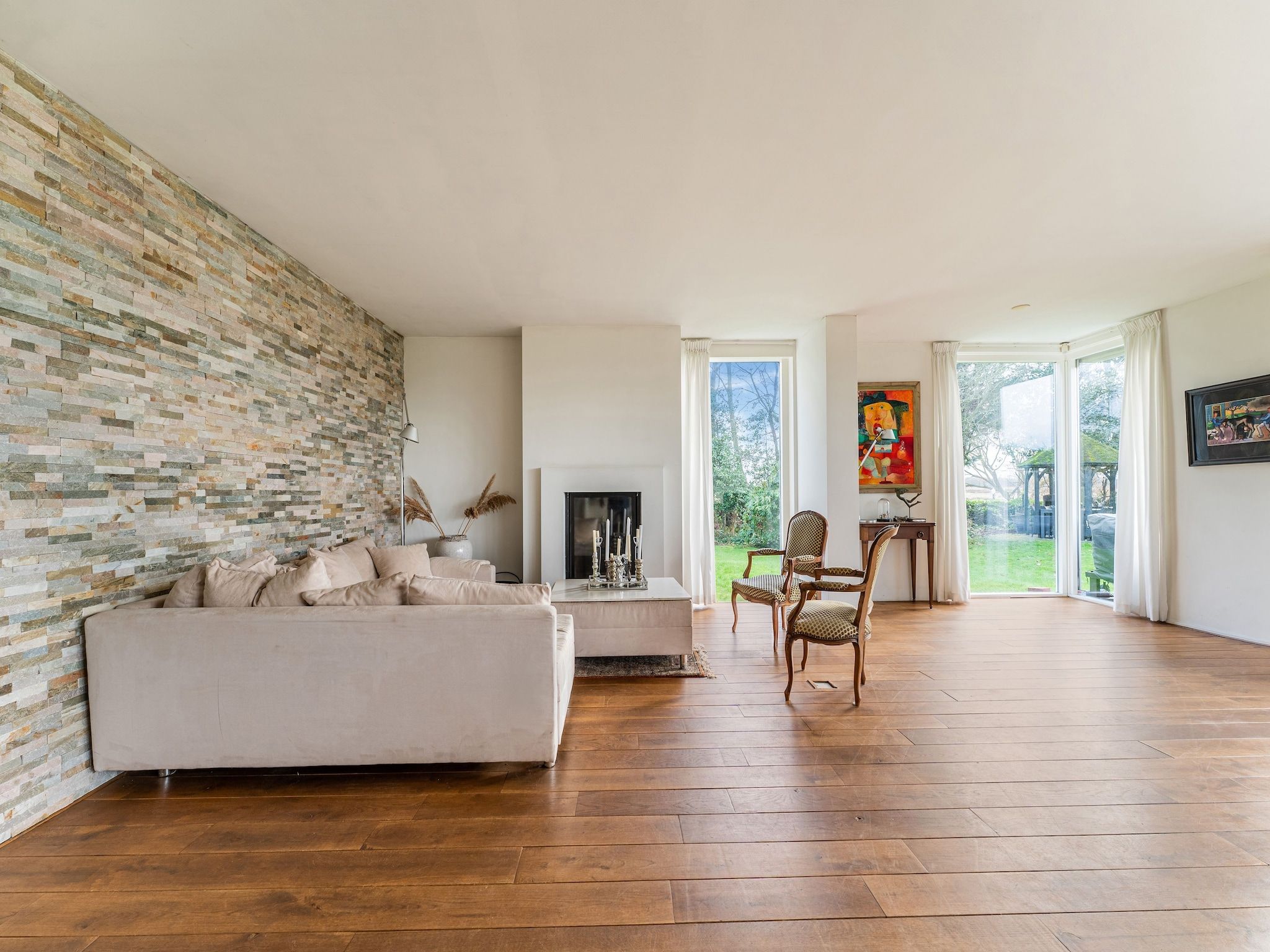 De woonkamer van Villa Gabrielle in Bergen