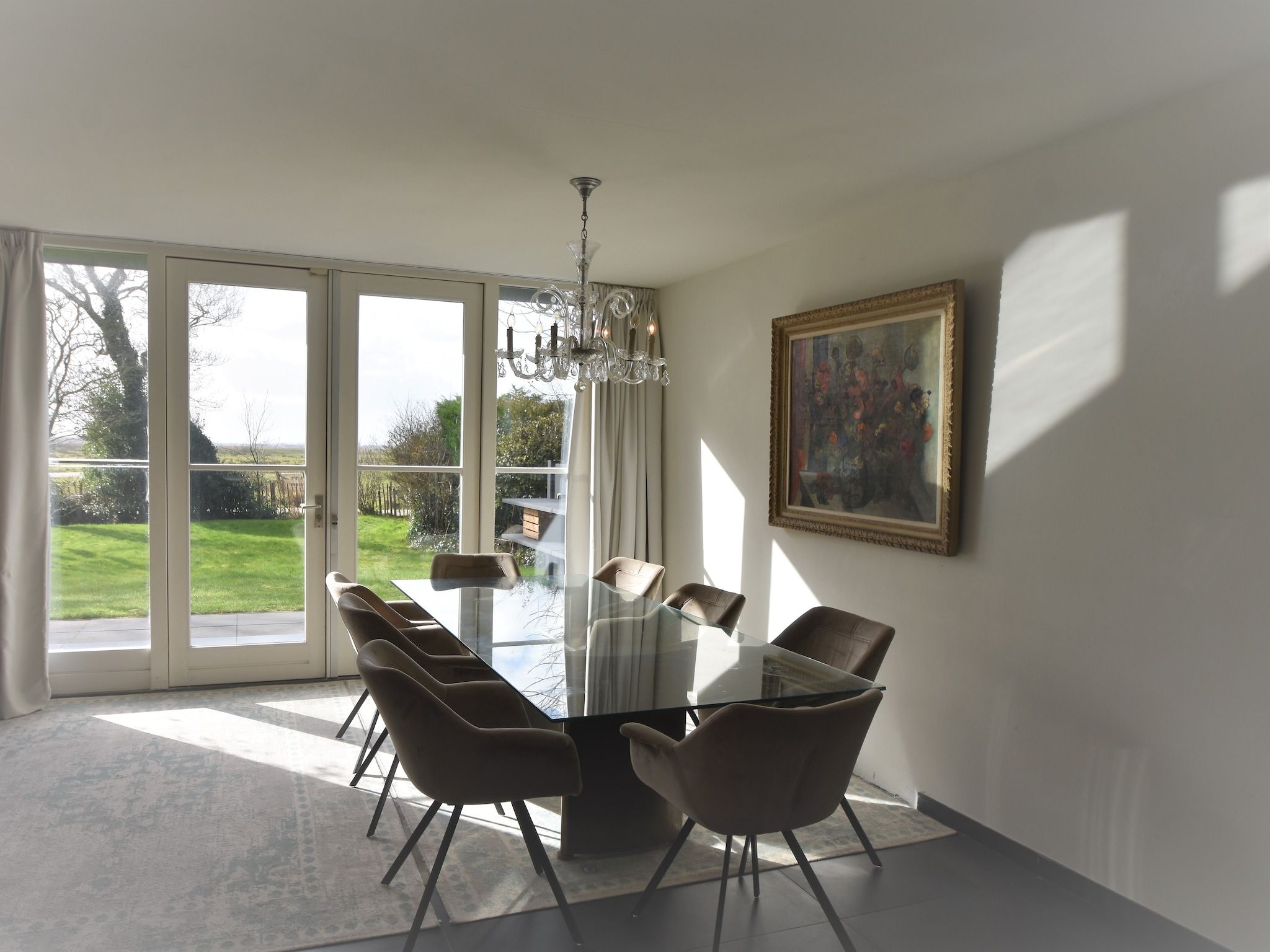 De eetkamer van Villa Gabrielle in Bergen