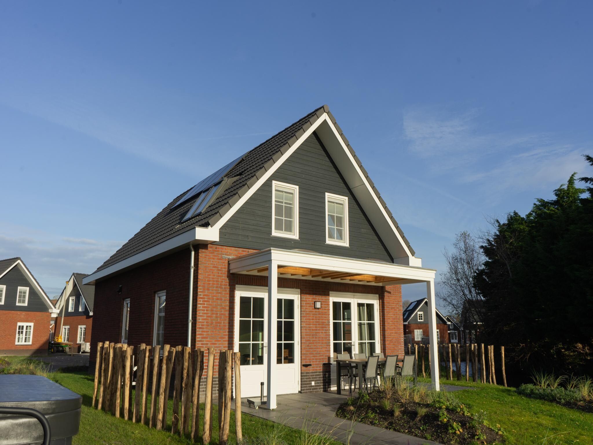 Het terras van Watervilla 8 in Medemblik