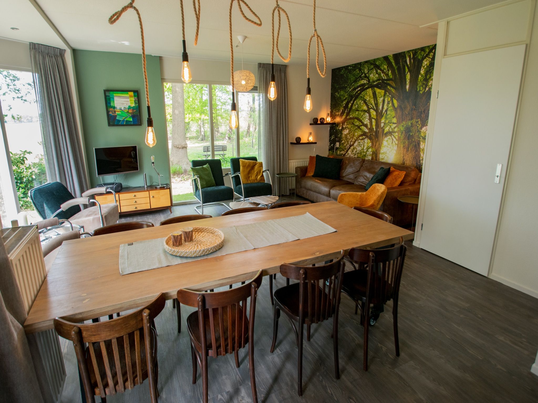 De eetkamer van Buitenplaats Berg en Bos nummer 13 in Overijssel