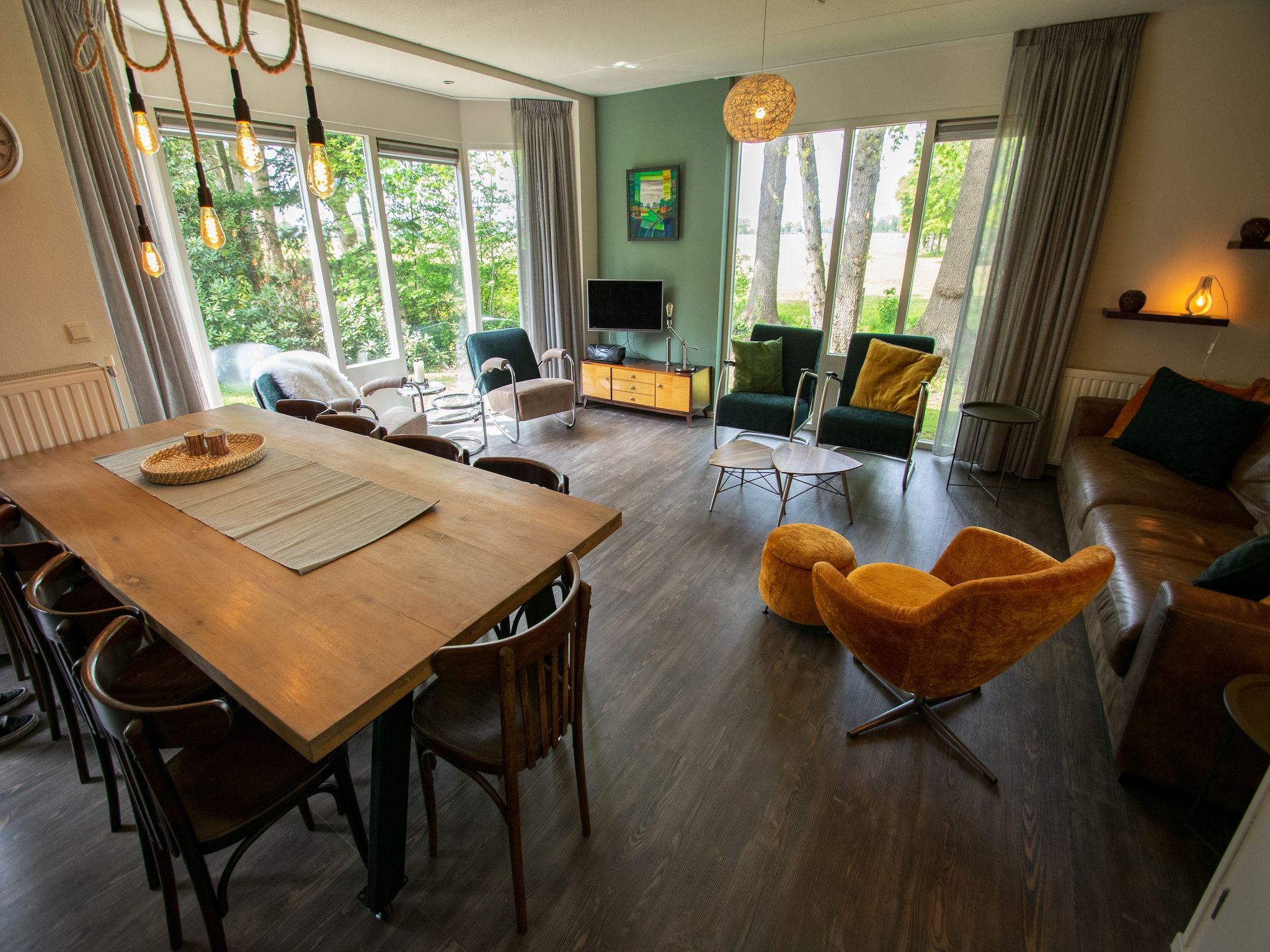 De woonkamer van Buitenplaats Berg en Bos nummer 13 in Overijssel