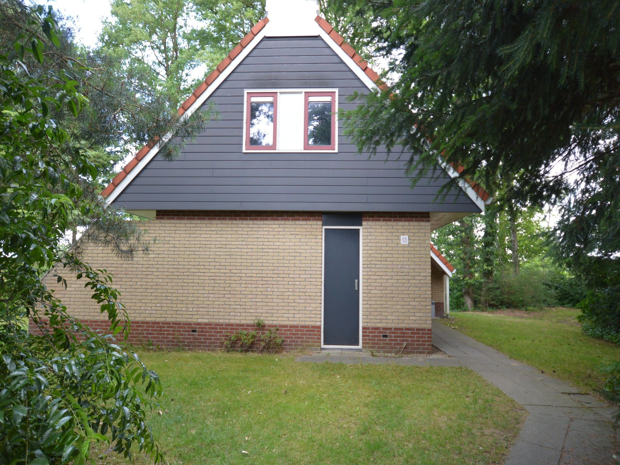 De buitenkant van Buitenplaats Berg en Bos nummer 13 in Overijssel