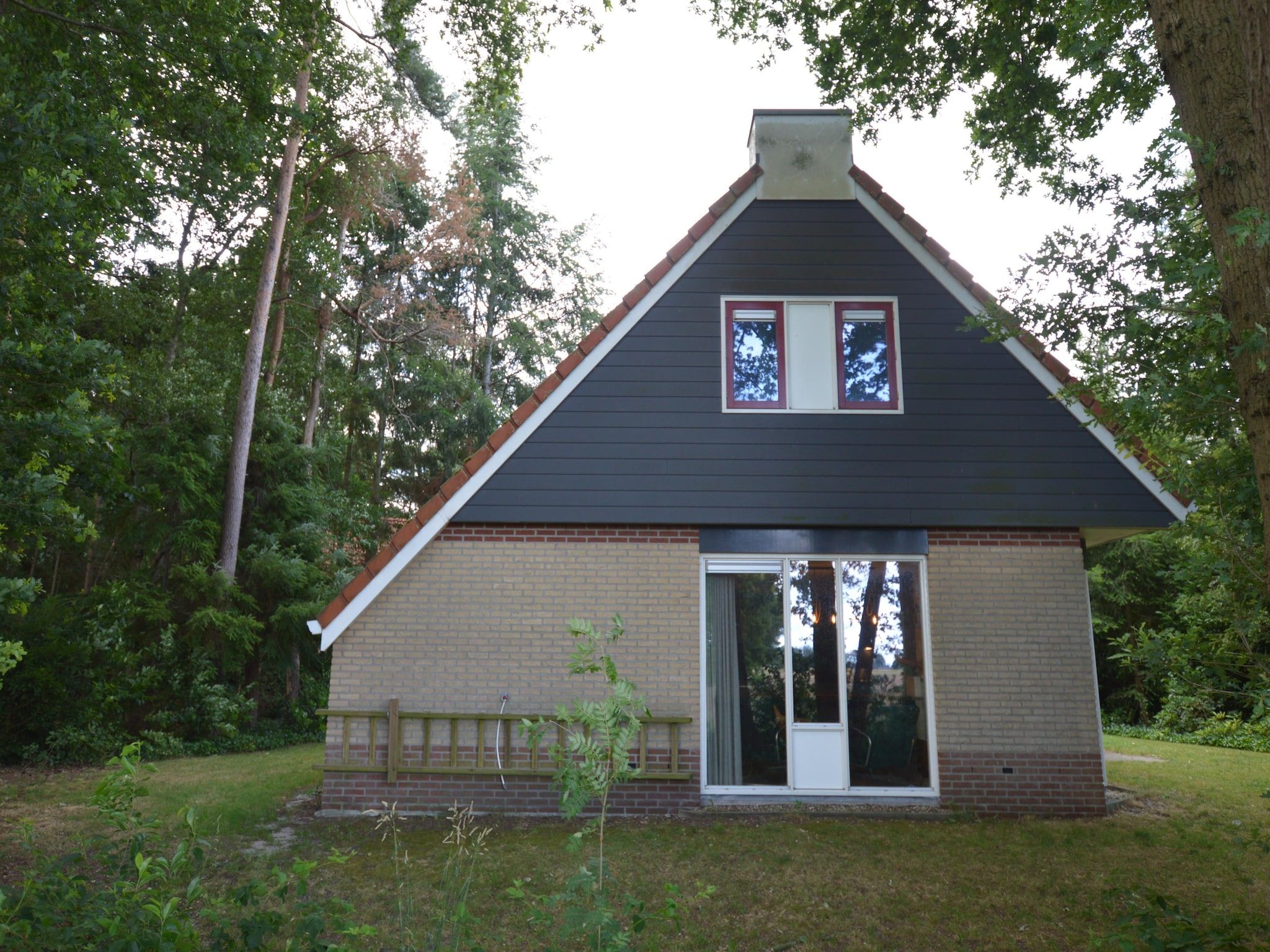 De buitenkant van Buitenplaats Berg en Bos nummer 13 in Overijssel