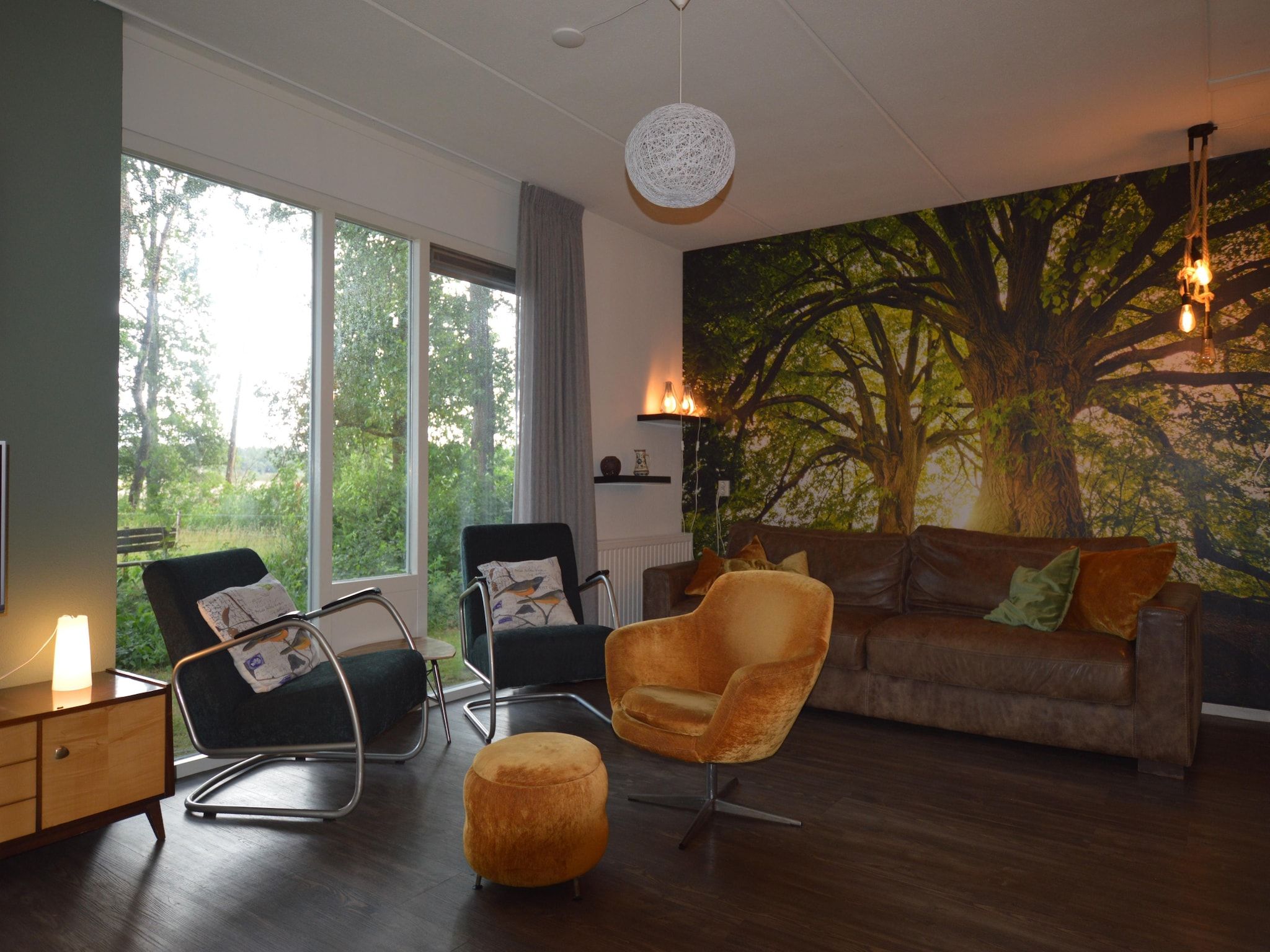 De woonkamer van Buitenplaats Berg en Bos nummer 13 in Overijssel