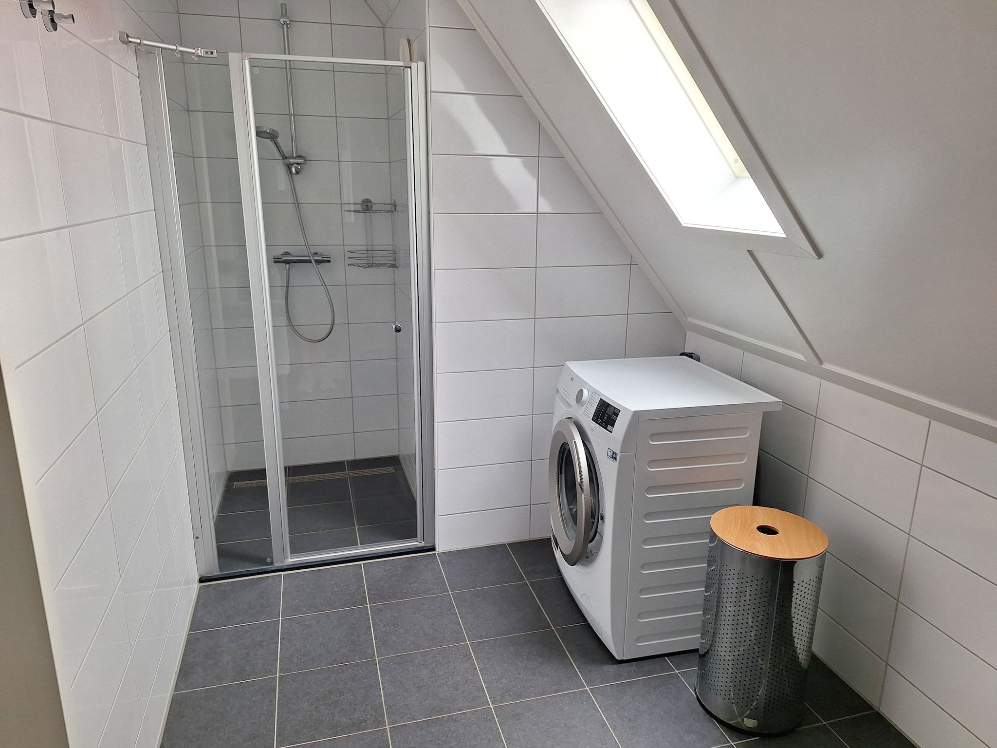 De badkamer van De Meerkoet Huis Nr 37 in Scherpenisse