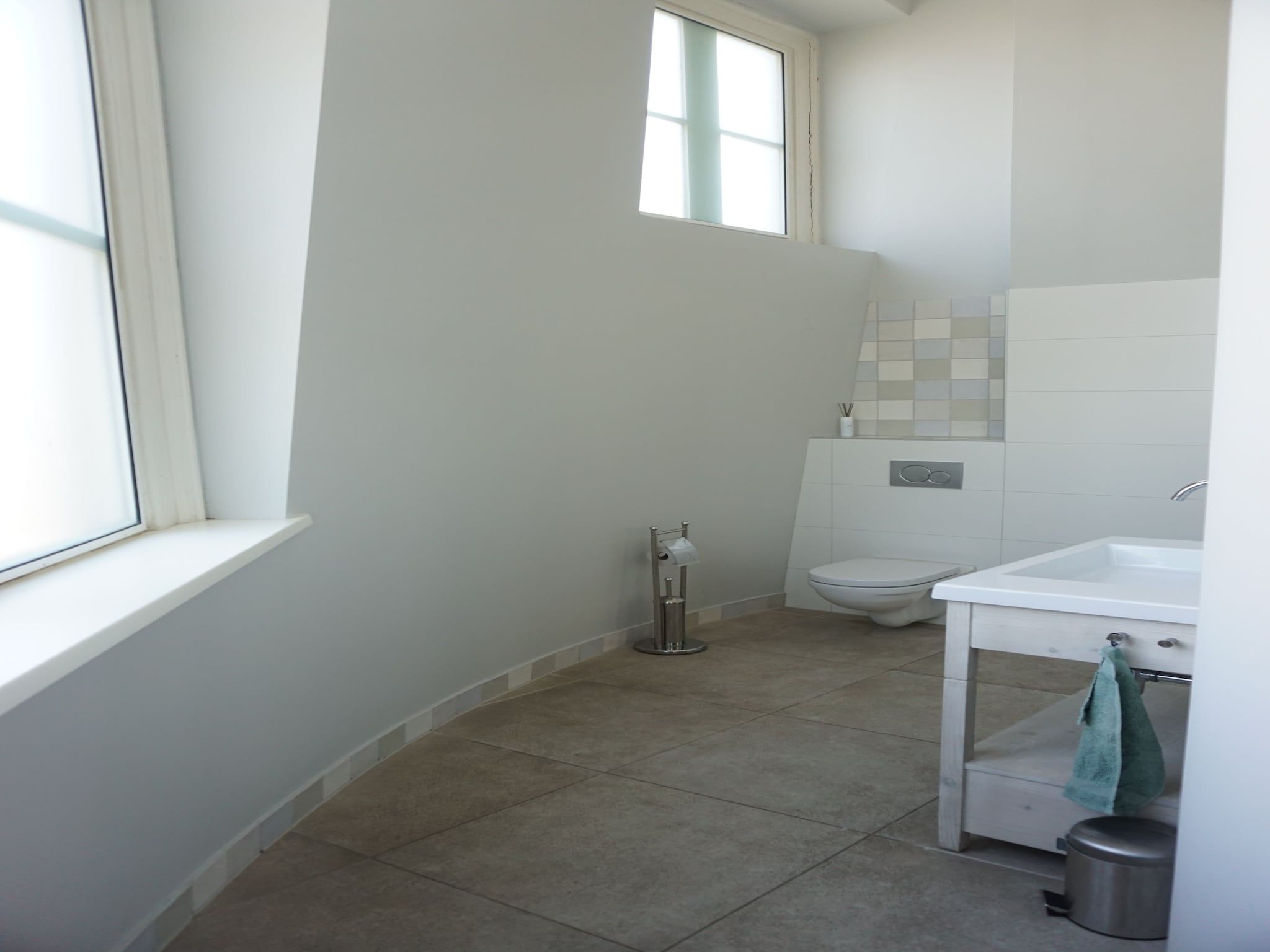 De badkamer van Watertoren Vlissingen 16 pax in Vlissingen