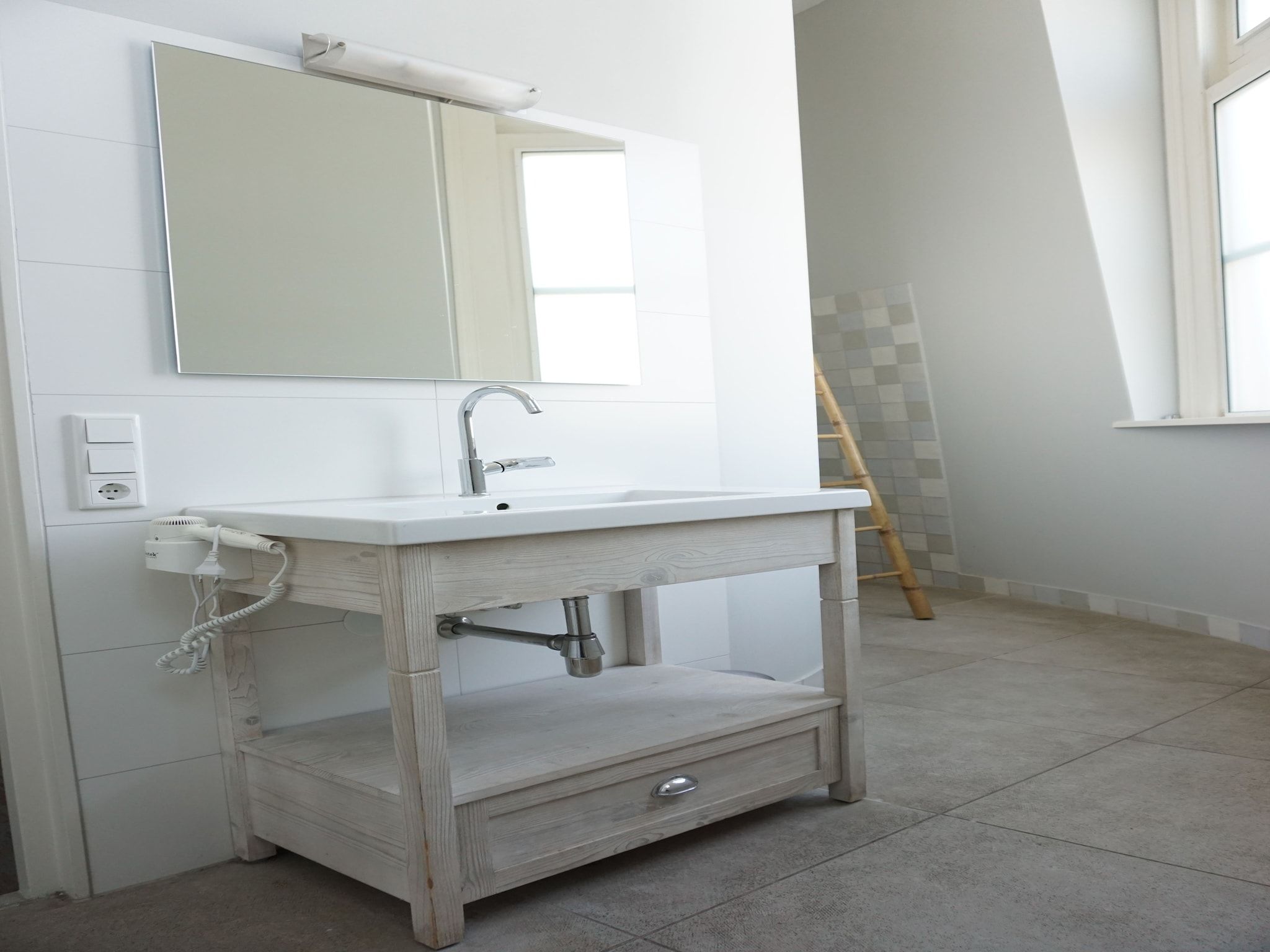 De badkamer van Watertoren Vlissingen 16 pax in Vlissingen