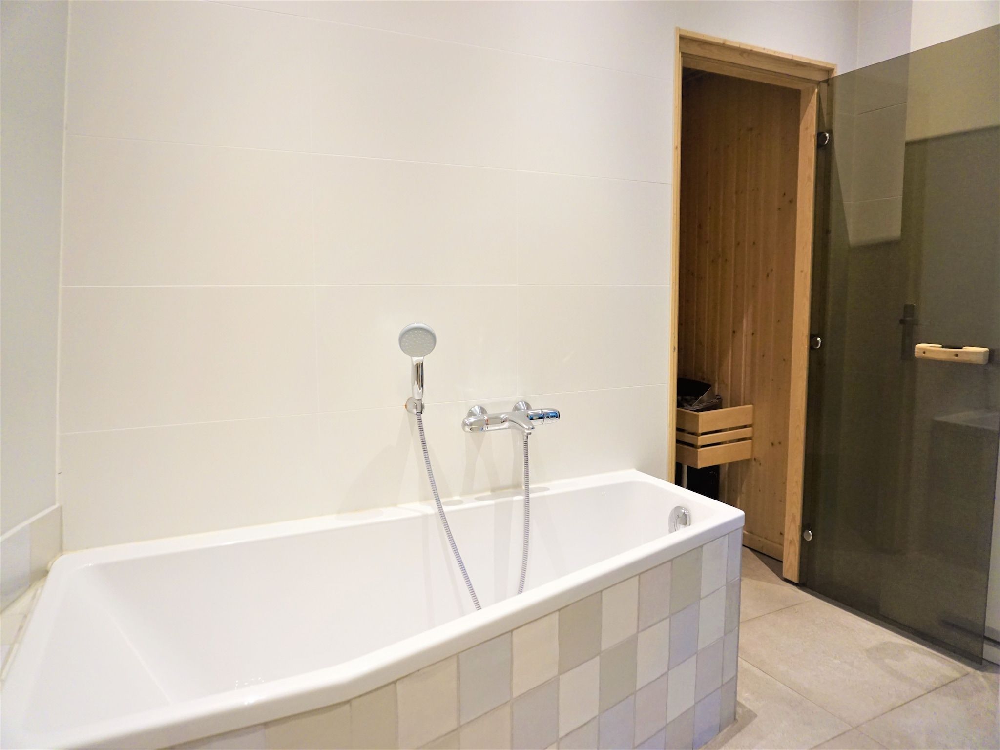 De badkamer van Watertoren Vlissingen 16 pax in Vlissingen