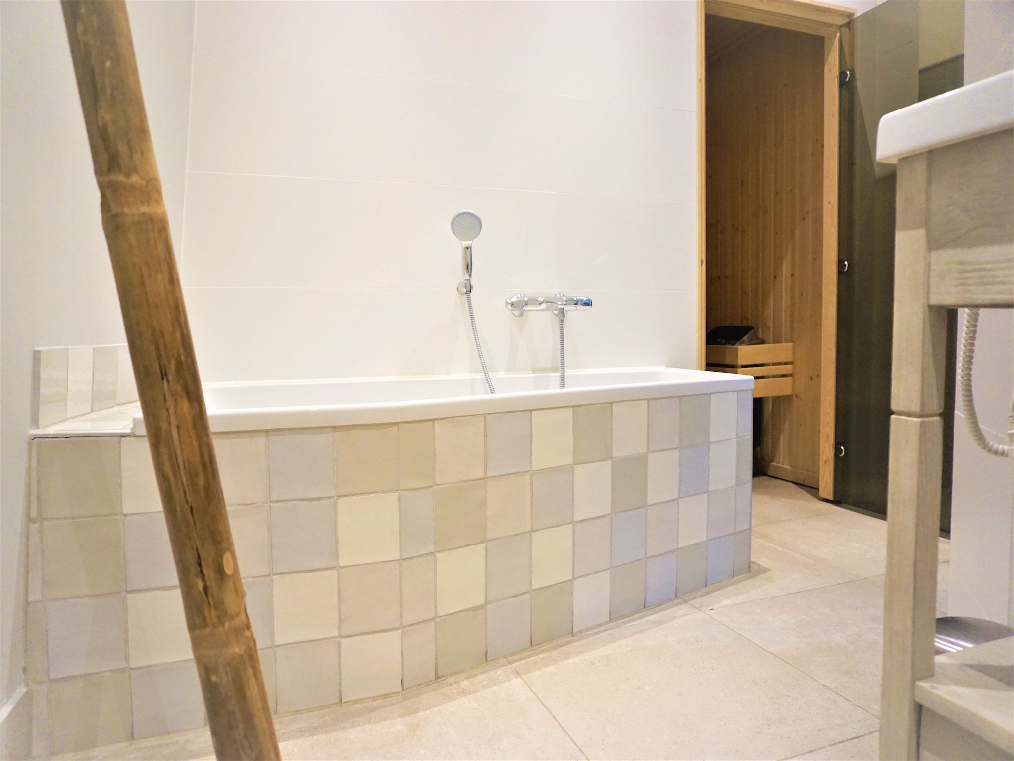 De badkamer van Watertoren Vlissingen 16 pax in Vlissingen