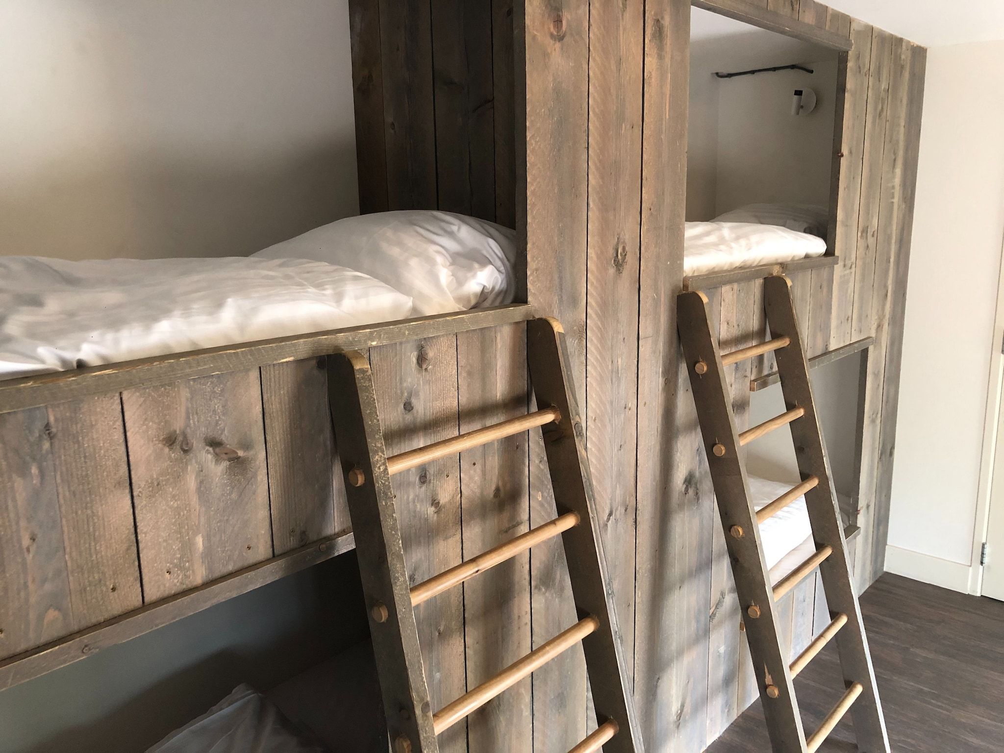 Een slaapkamer van Watertoren Vlissingen 16 pax in Vlissingen