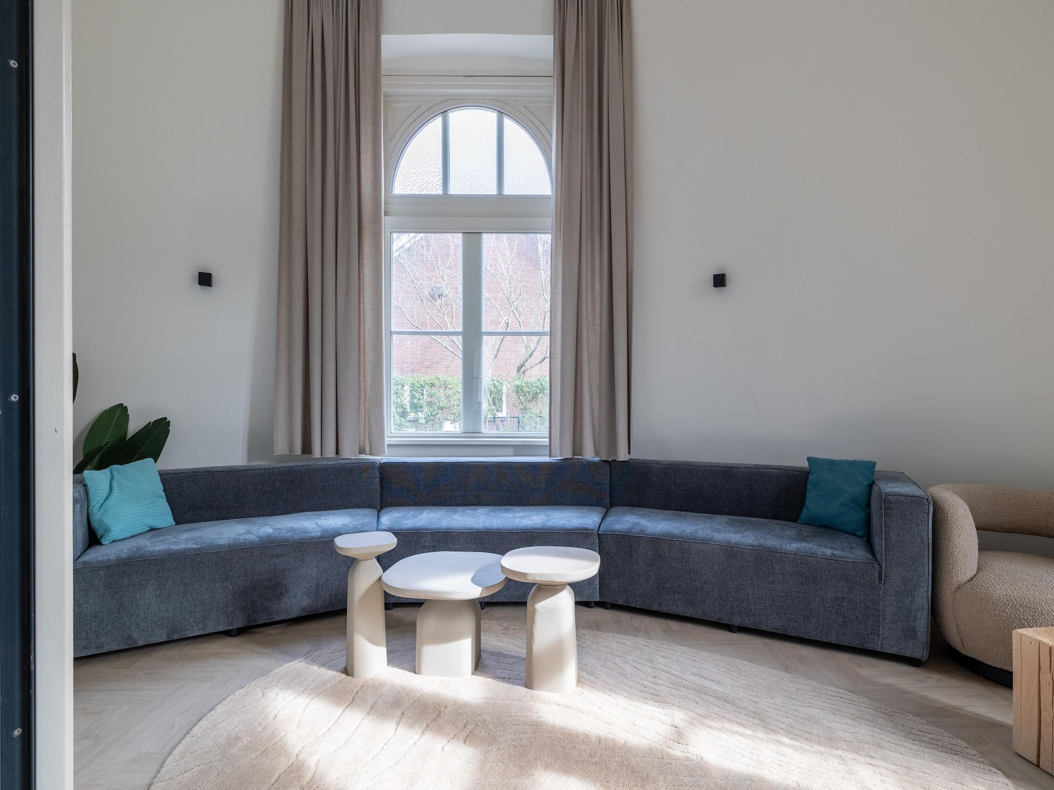 De woonkamer van Watertoren Vlissingen 16 pax in Vlissingen