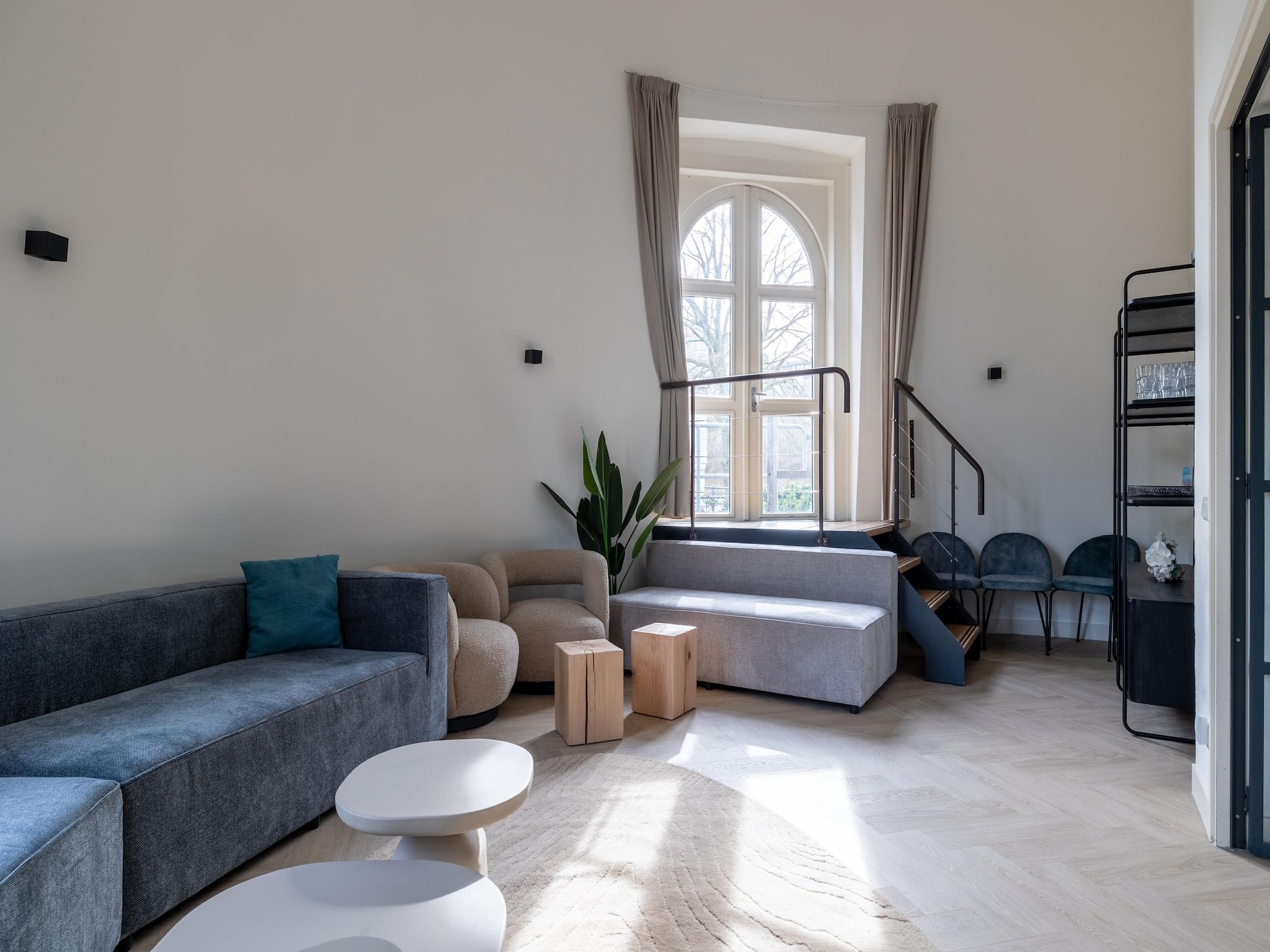 De woonkamer van Watertoren Vlissingen 16 pax in Vlissingen