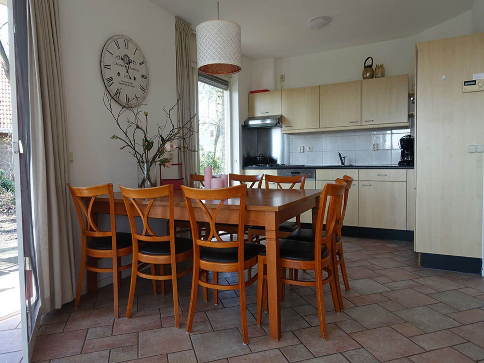 De eetkamer van Buitenplaats Berg en Bos nummer 4 in Lemele