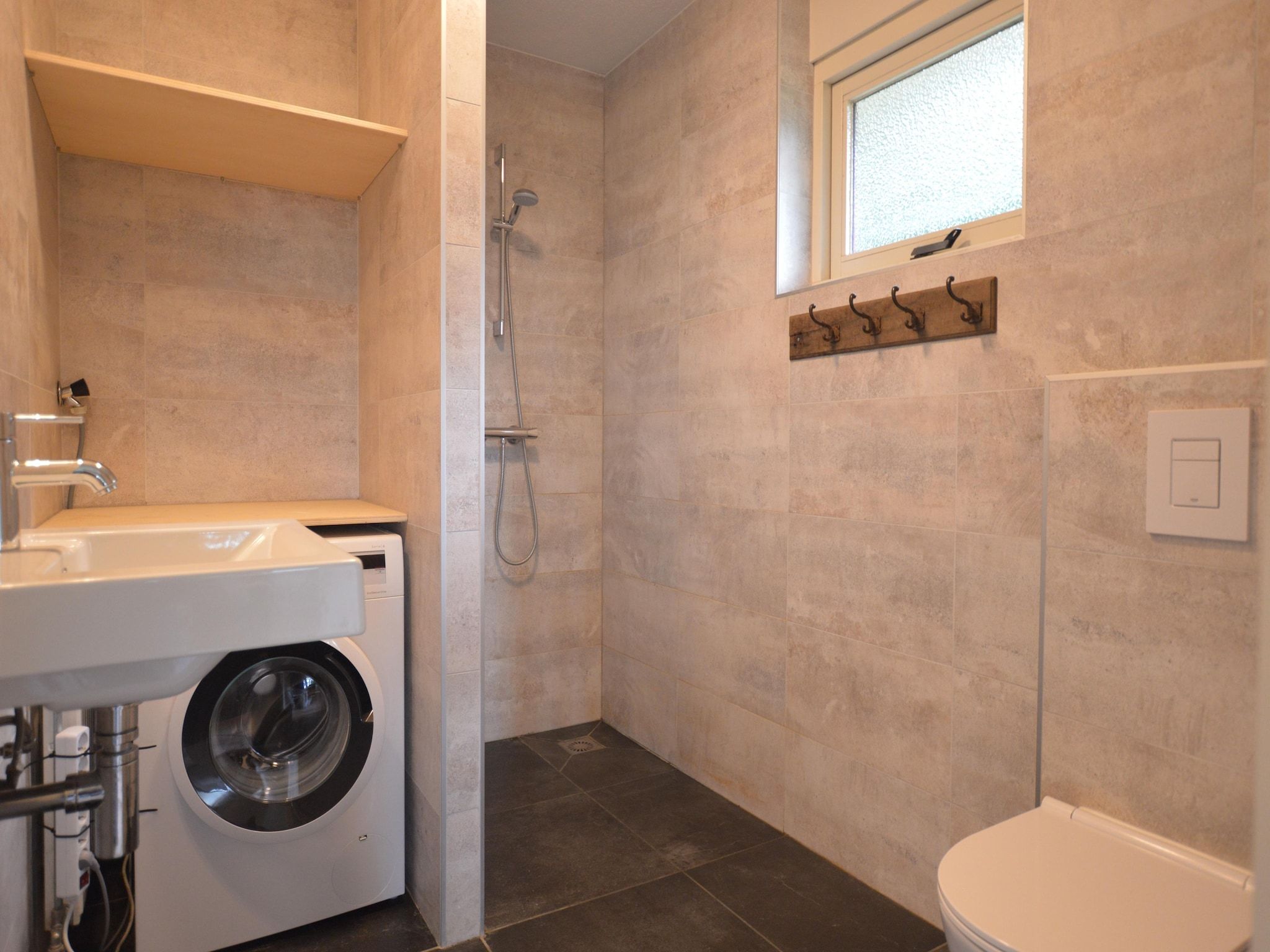 De badkamer van Buitenplaats Berg en Bos nummer 4 in Lemele