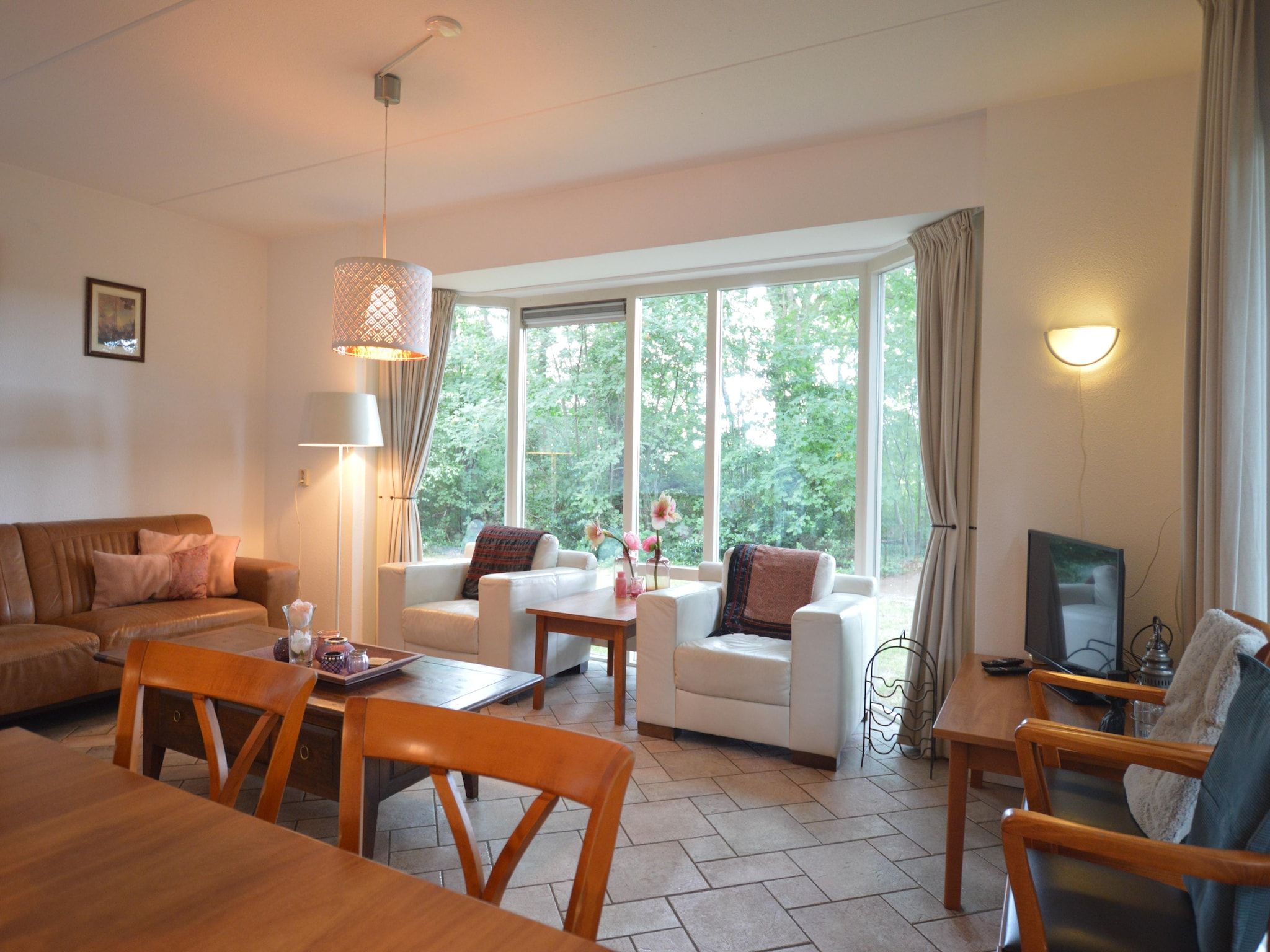 De woonkamer van Buitenplaats Berg en Bos nummer 4 in Lemele