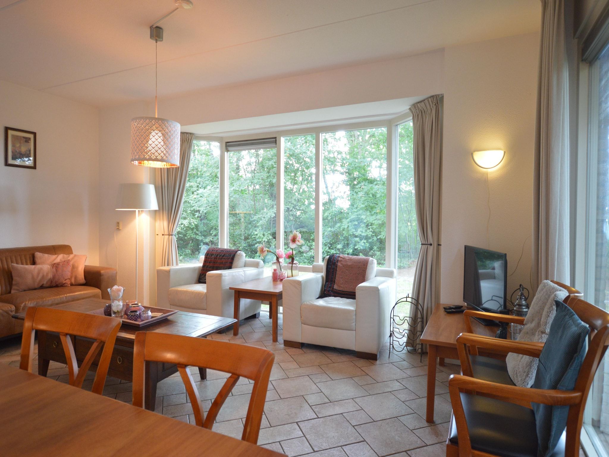 De woonkamer van Buitenplaats Berg en Bos nummer 4 in Lemele