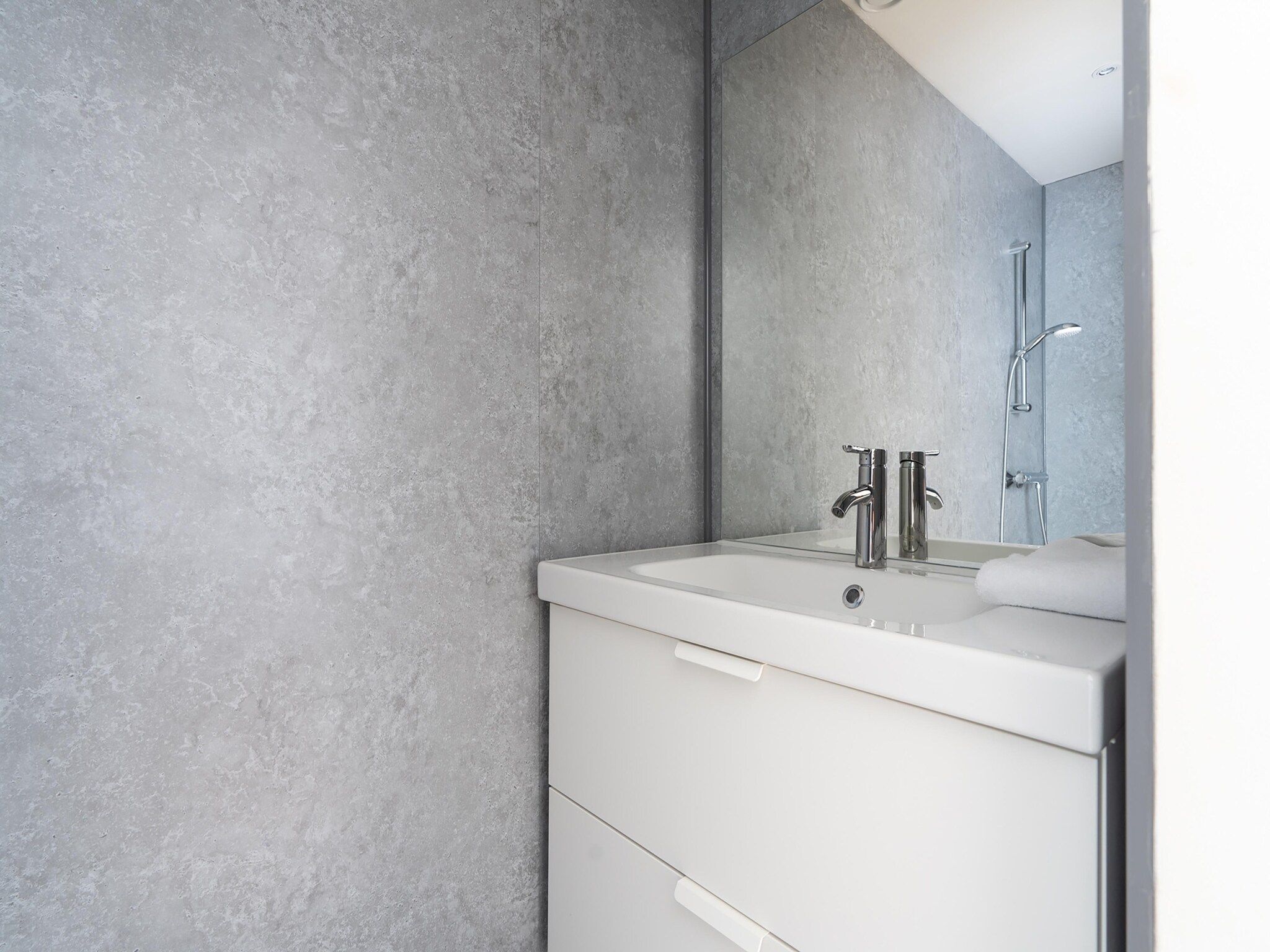 De badkamer van Vrijersduin in Nes