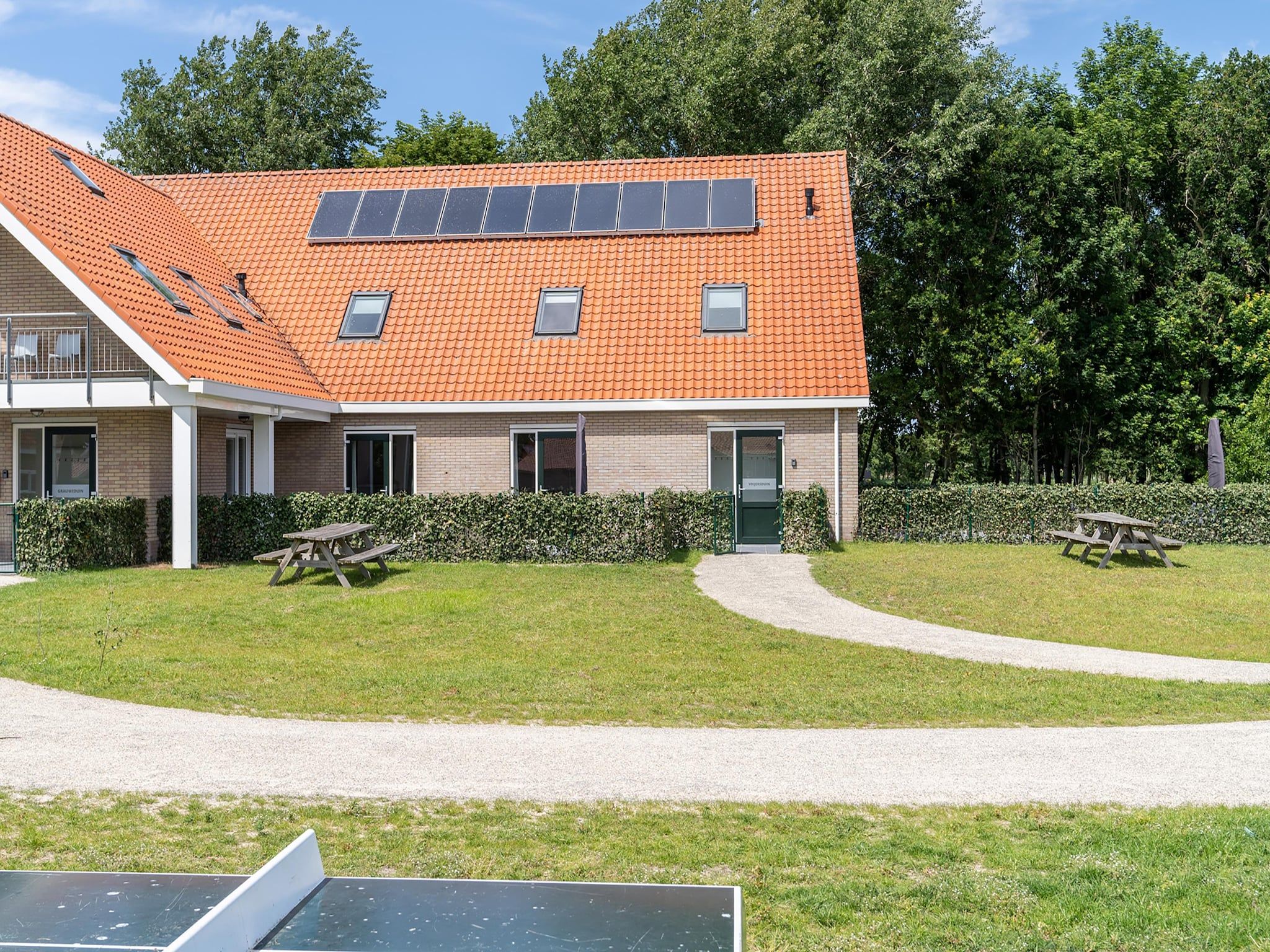 De buitenkant van Vrijersduin in Nes