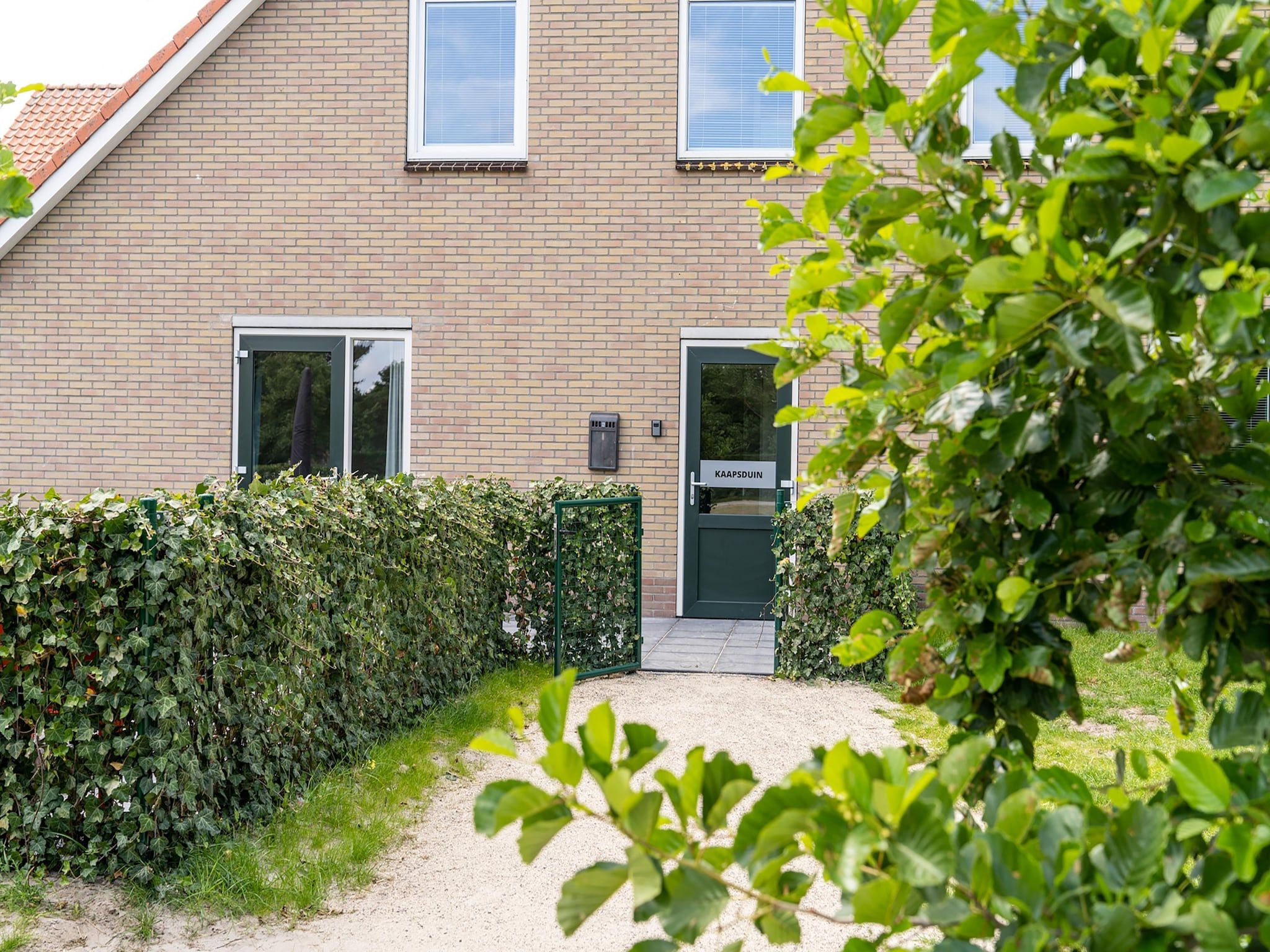 De buitenkant van Kaapsduin in Nes