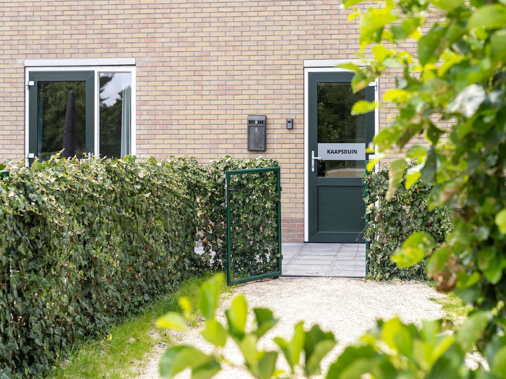 De buitenkant van Kaapsduin in Nes