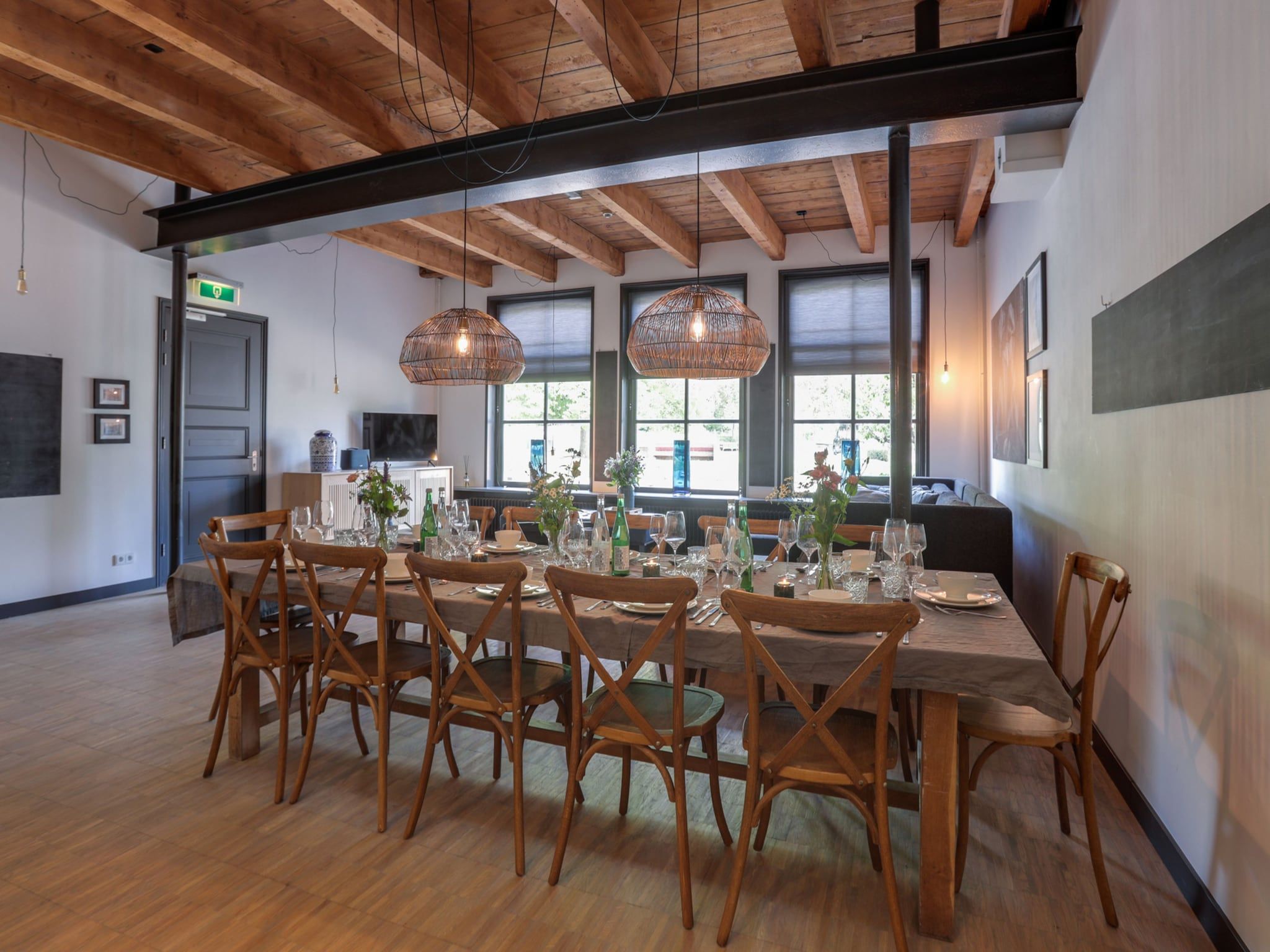 De eetkamer van 'Herberg De Waard van Ternaard' in Ternaard