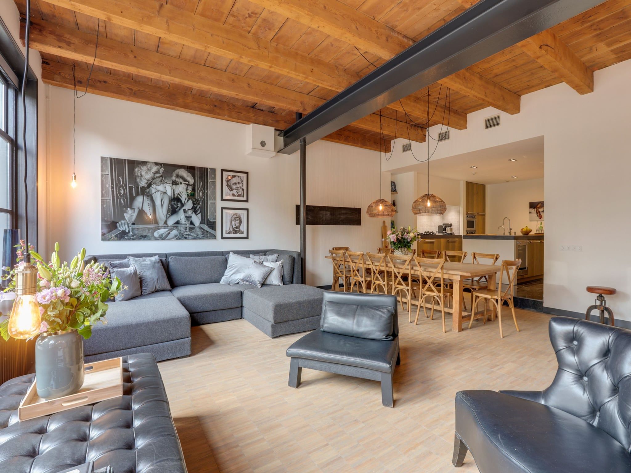 De woonkamer van 'Herberg De Waard van Ternaard' in Ternaard