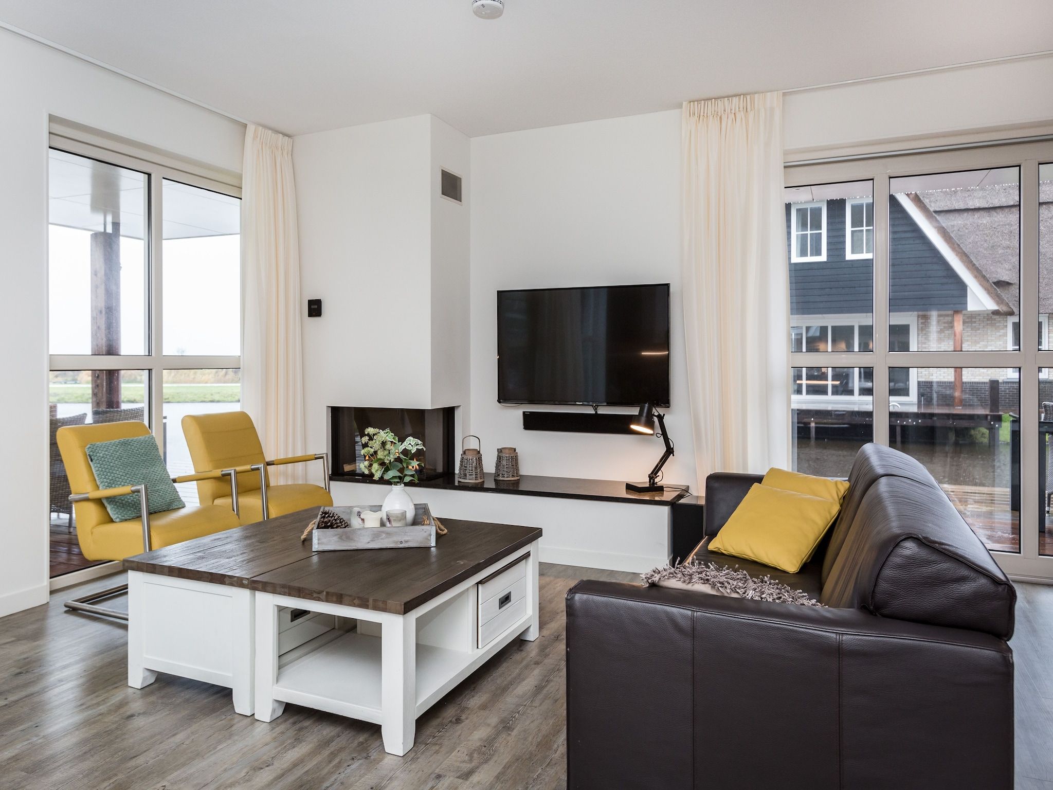 De woonkamer van Friese Meren Villa's 17 in Delfstrahuizen