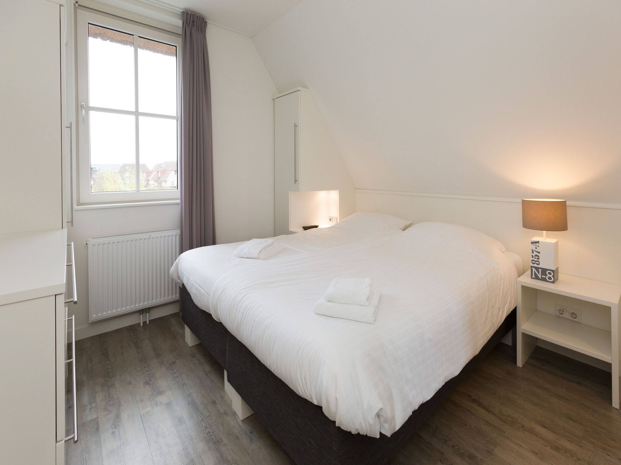 Een slaapkamer van Friese Meren Villa's 17 in Delfstrahuizen