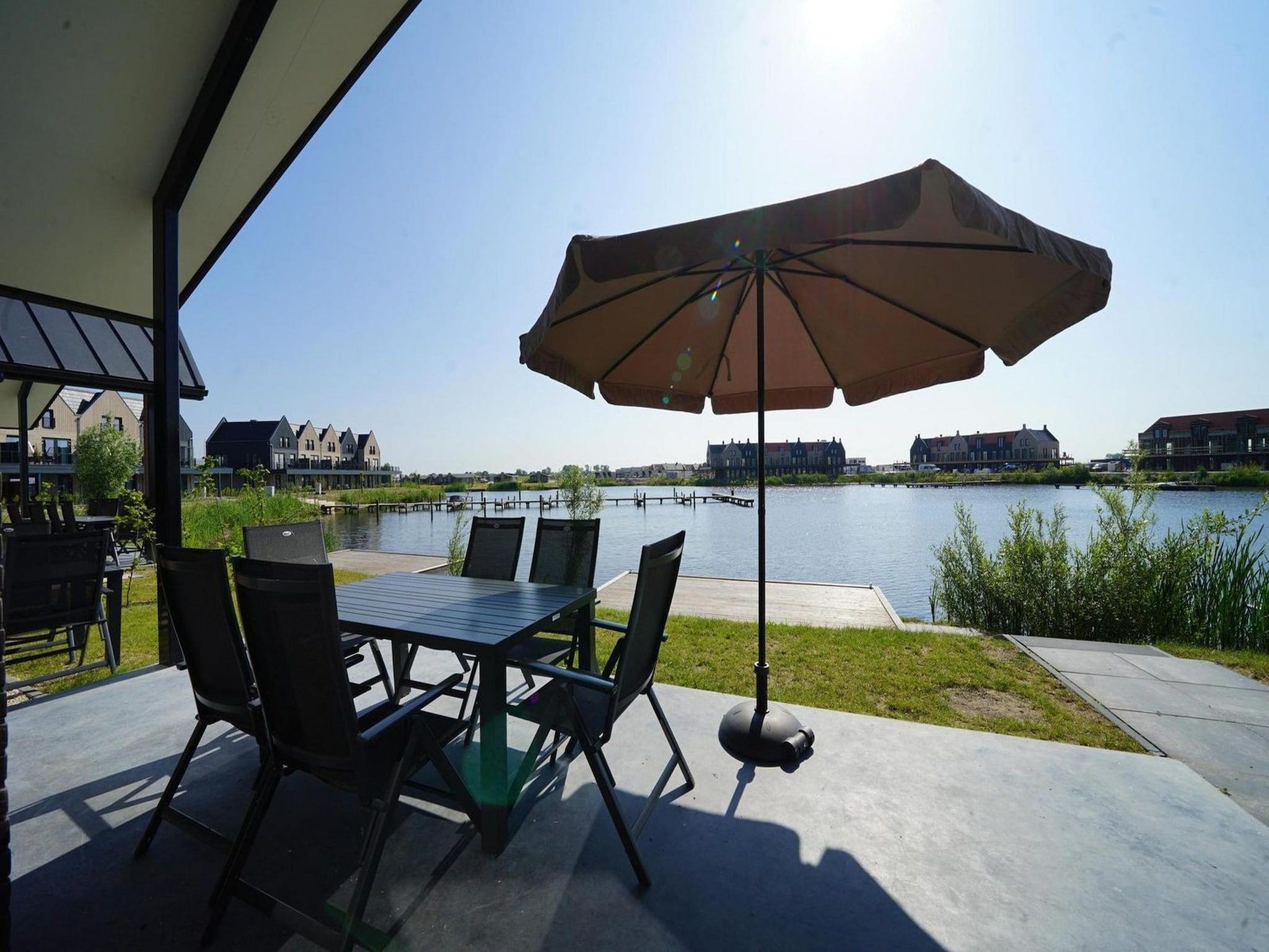 Het terras van Resort De IJssel Eilanden 8 in Kampen
