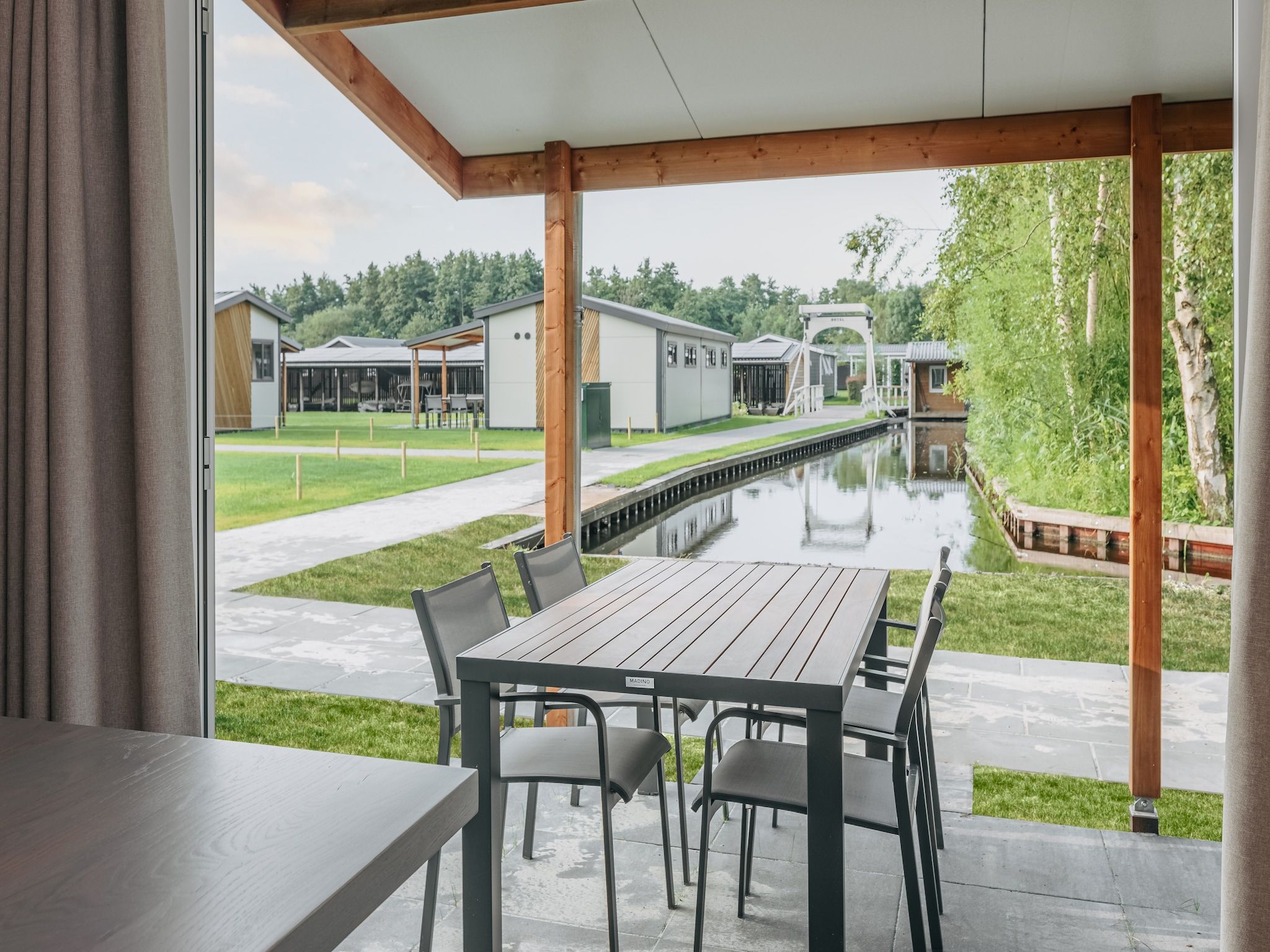 Het terras van Vakantiepark Giethoorn 10 in Giethoorn