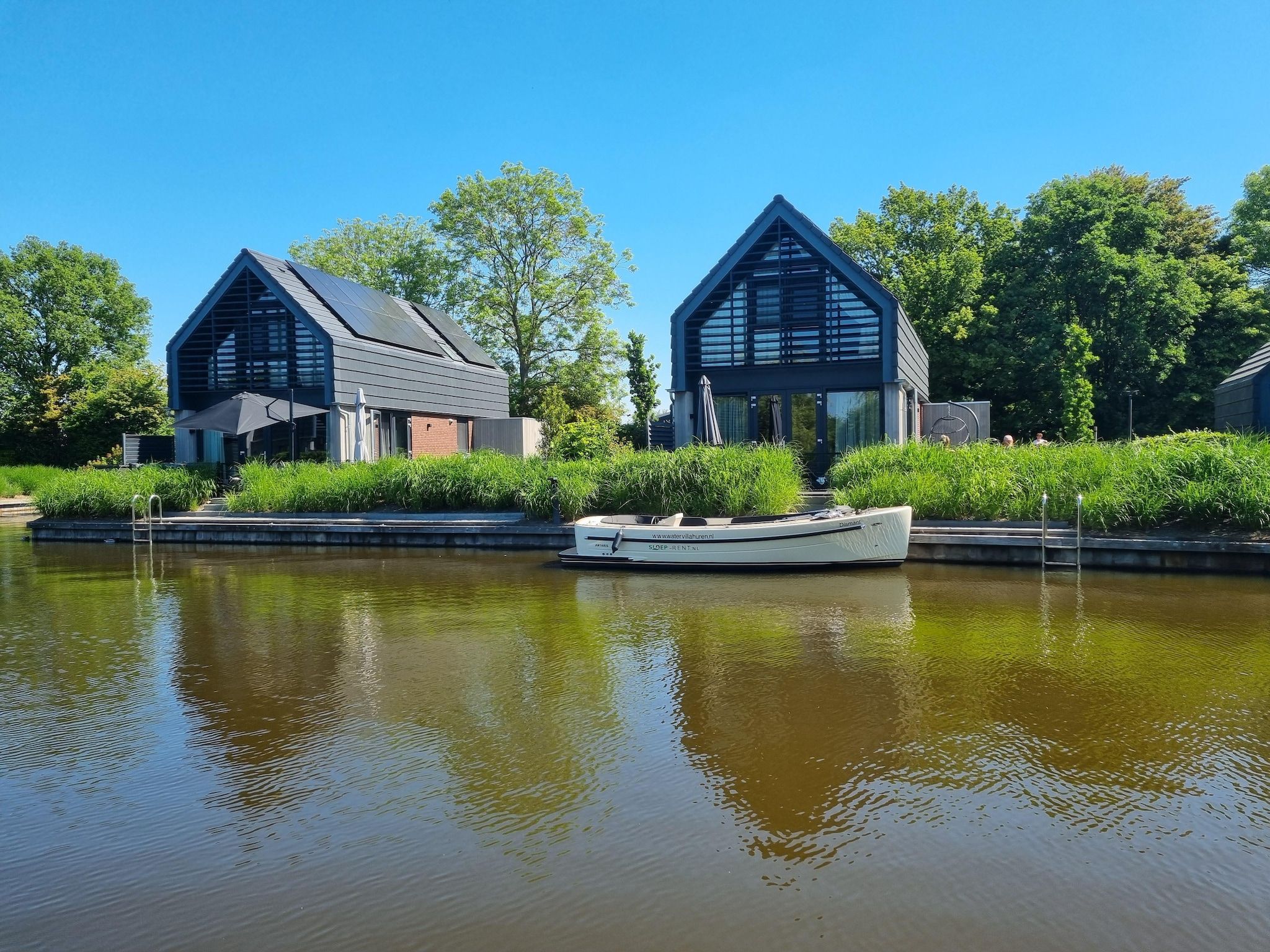 De buitenkant van Watervilla Twa in Balk