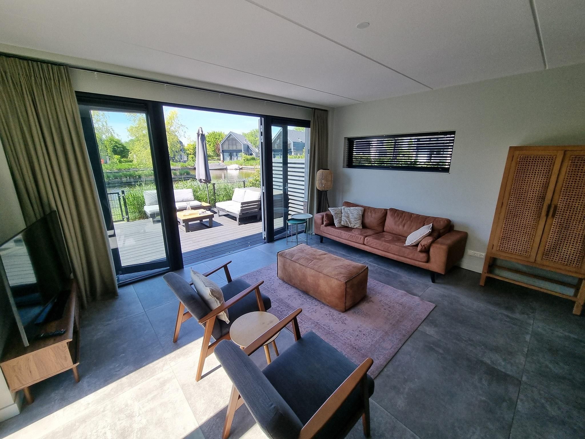 De woonkamer van Watervilla Twa in Balk