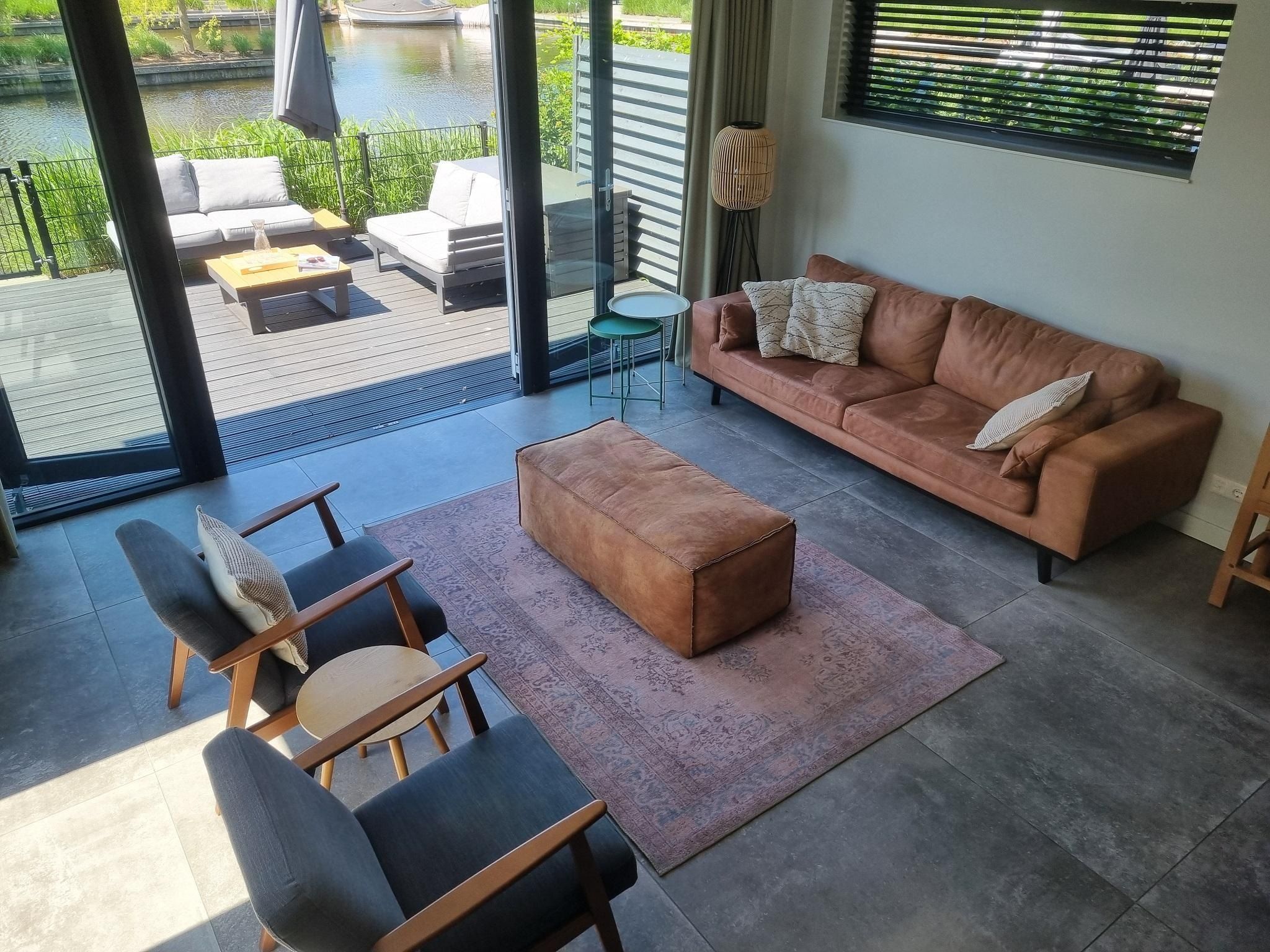 De woonkamer van Watervilla Twa in Balk