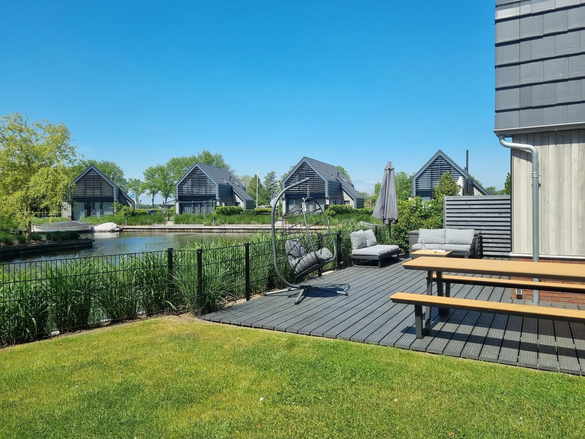 Het terras van Watervilla Twa in Balk