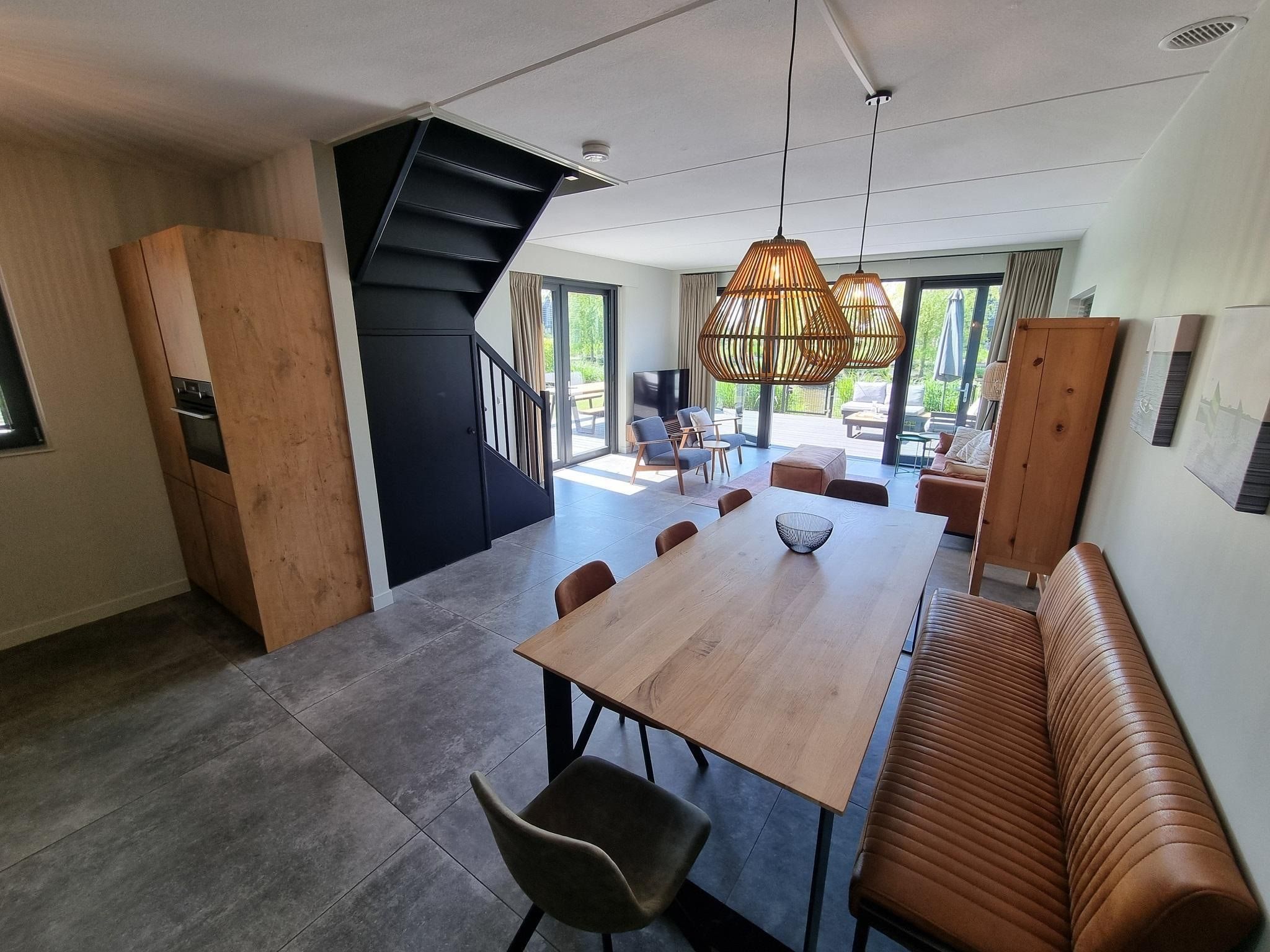 De eetkamer van Watervilla Twa in Balk