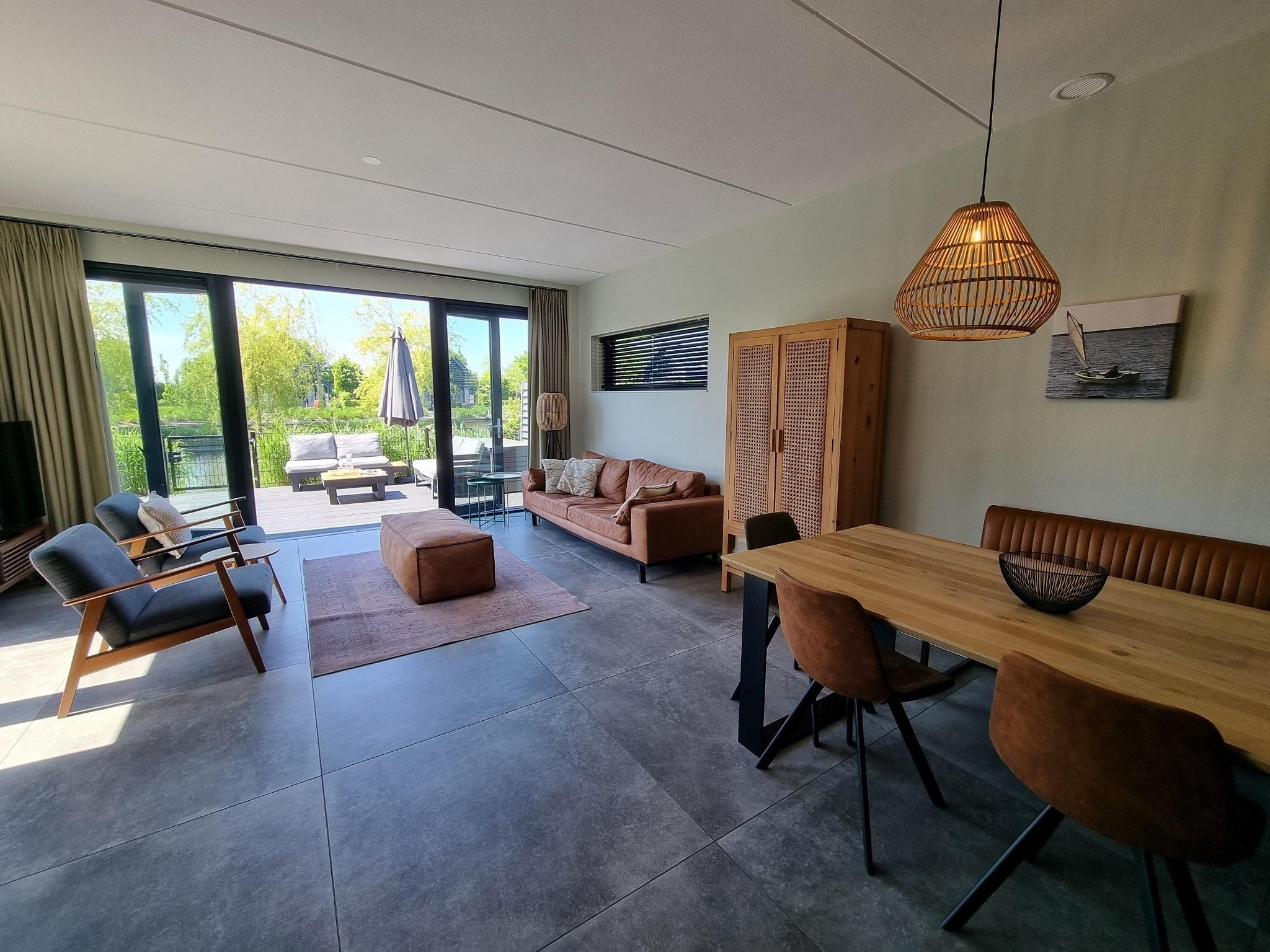 De woonkamer van Watervilla Twa in Balk